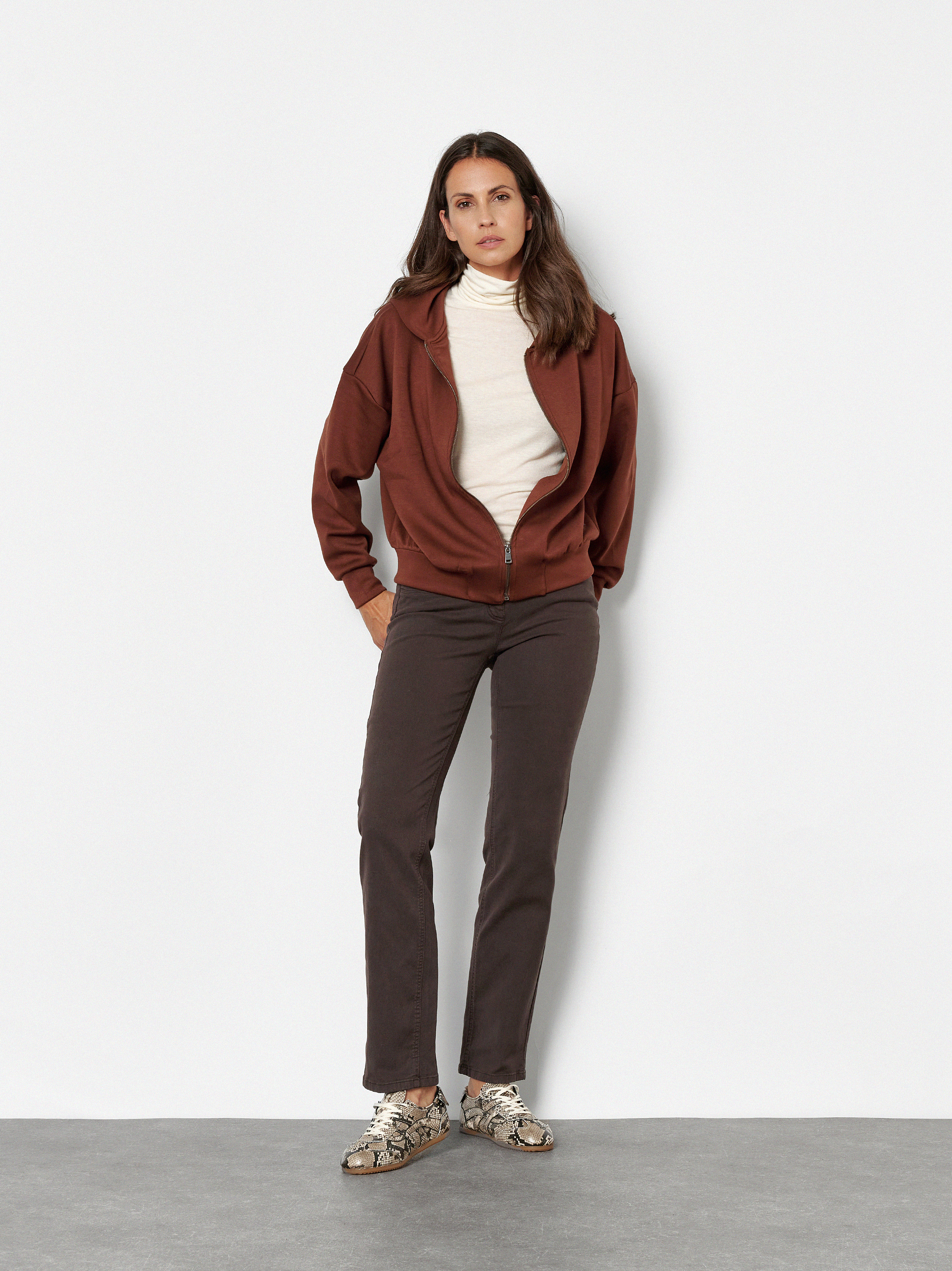 Damenhose Perfect Shape in Dunkelbraun, Softe Twillhose mit perfekter Passform, Outfitansicht am Model