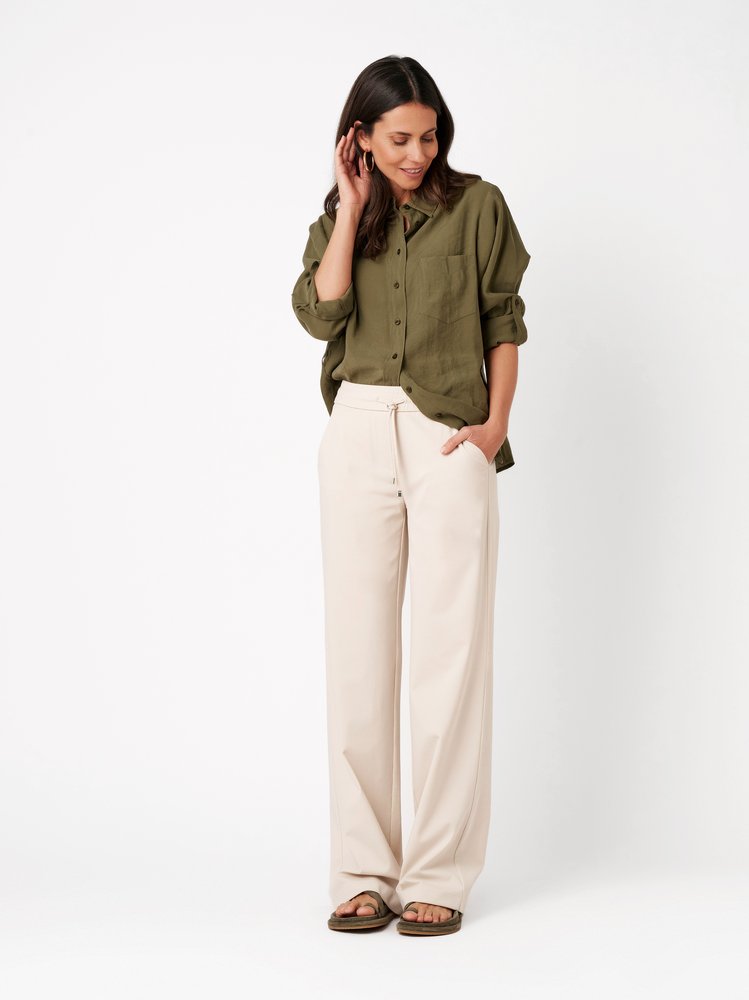 Damenhose Jenny Wide in light beige, Wide Leg aus bequemem Jersey, Outfitansicht am Model