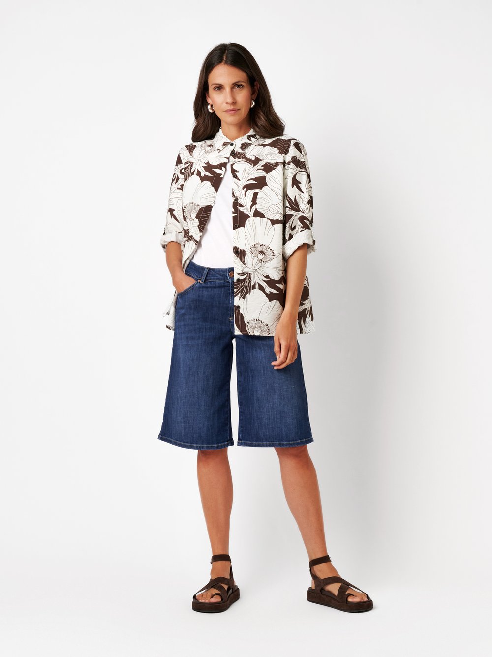 Womens blouse Clay in offwhite / brown, blouse with floral print and crepe texture, outfit view worn by model