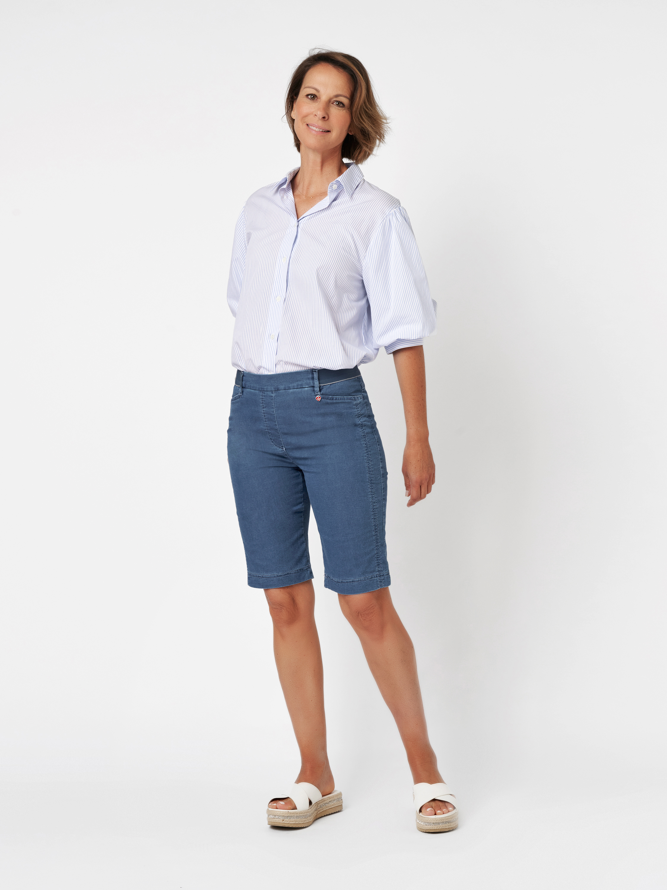Damenshorts Alice Bermuda in blue, Bermuda mit sportivem Gummibund, Outfitansicht am Model