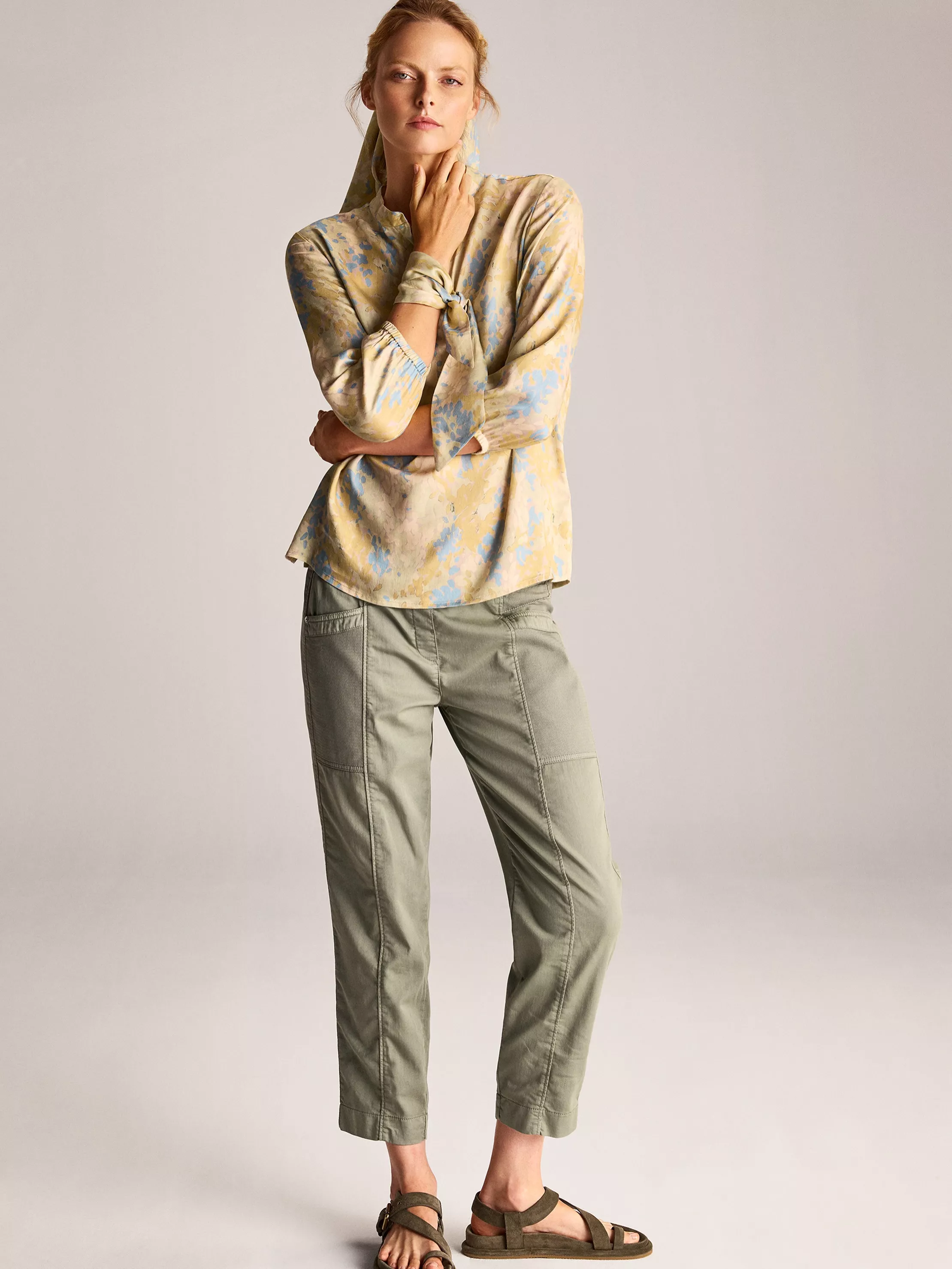 Die Sonne ist da. Und plötzlich fühlen sich selbst leichte Layers genau richtig an.

#TONIFashion #SummerEase