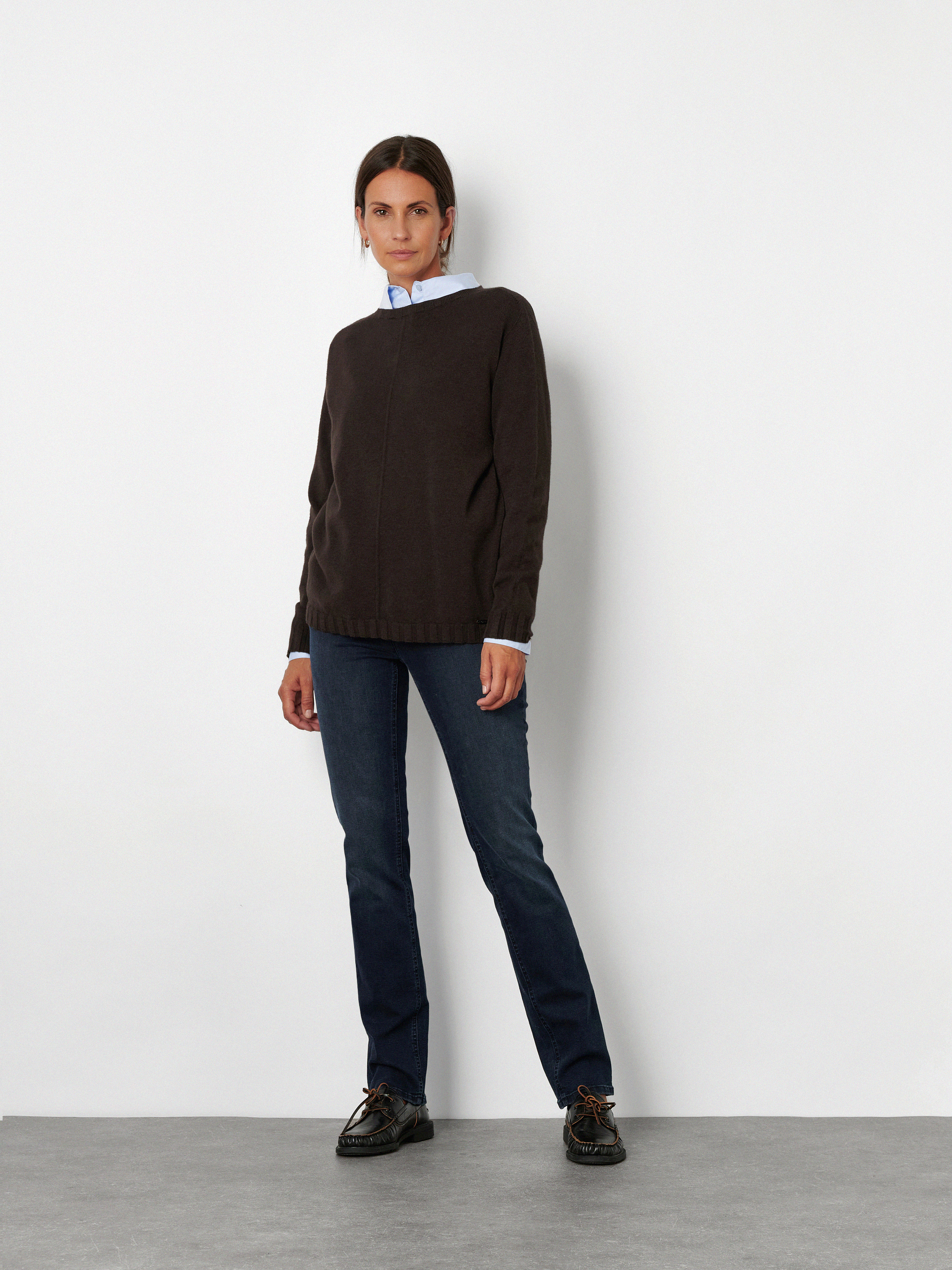 Damenjeans Perfect Shape Slim in dark blue, Slim-Fit Jeans mit Waschung, Frontansicht am Model getragen