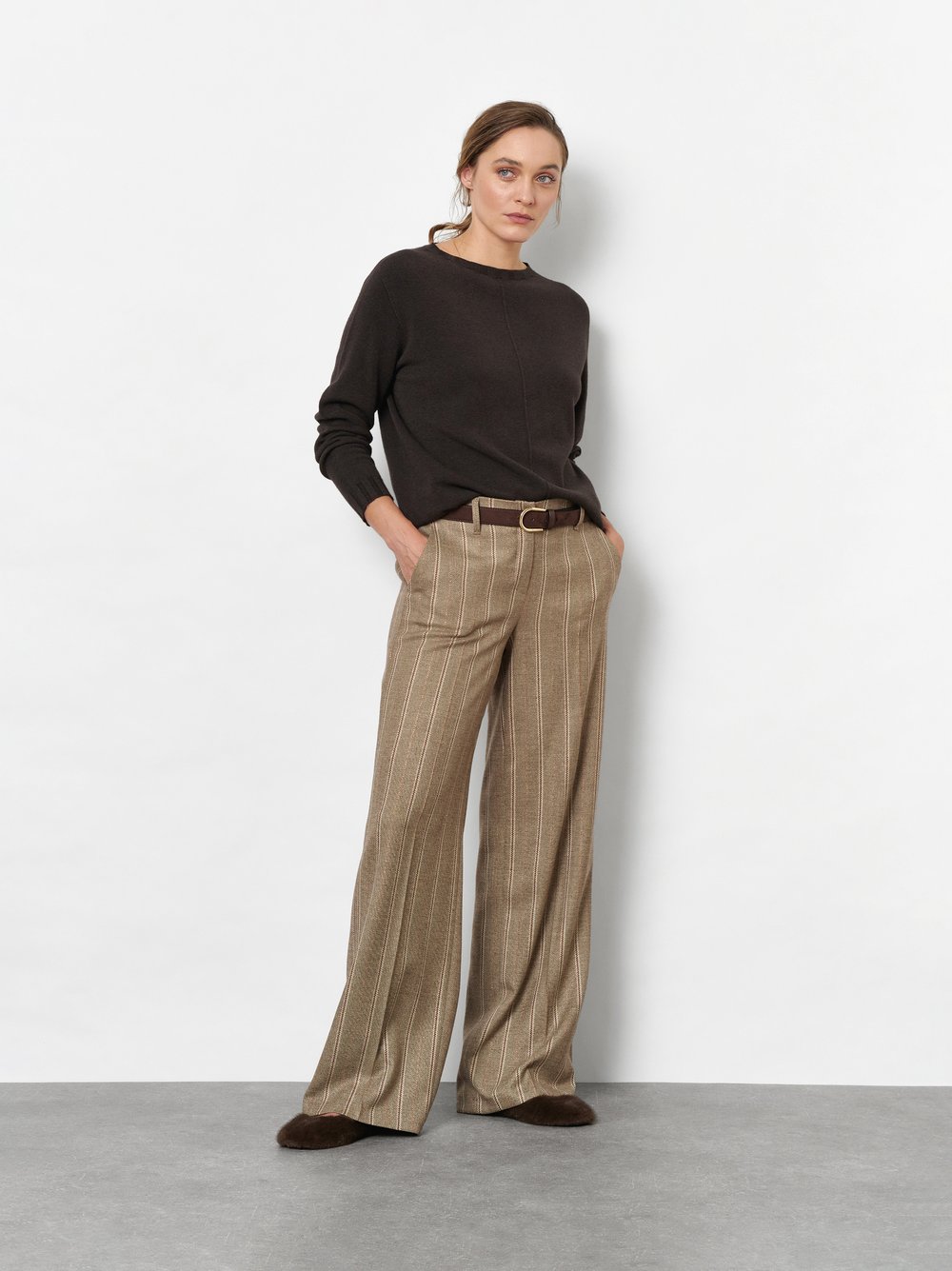 Damenstrickjacke Grace in Dunkelbraun, Feinstrickpullover mit Ziernaht, Outfitansicht am Model