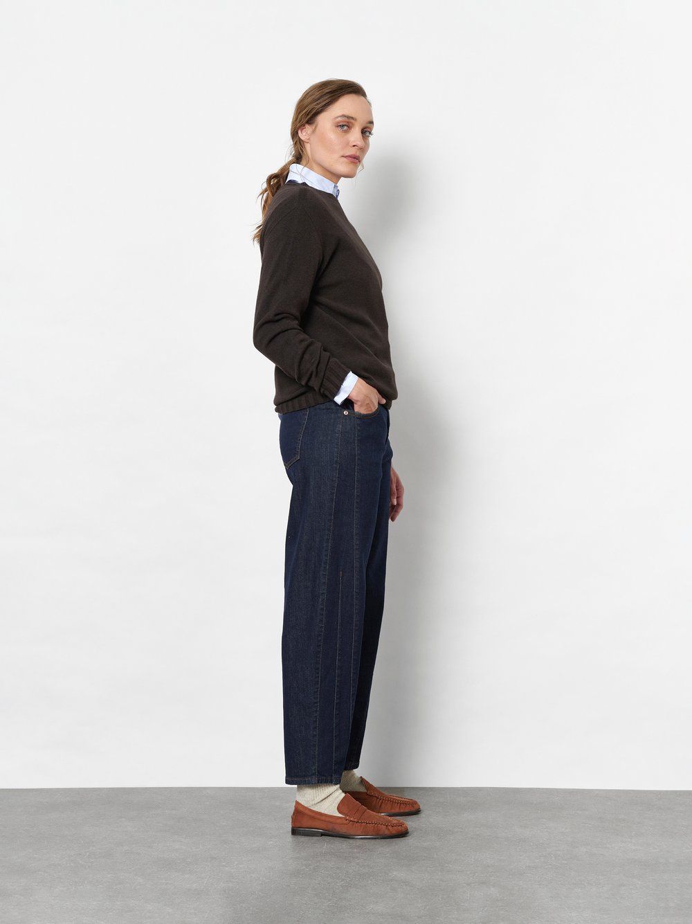 Damenjeans Liv Barrel in Dark Blue, barrel-Jeans mit markanten Naehten, Frontansicht am Model getragen