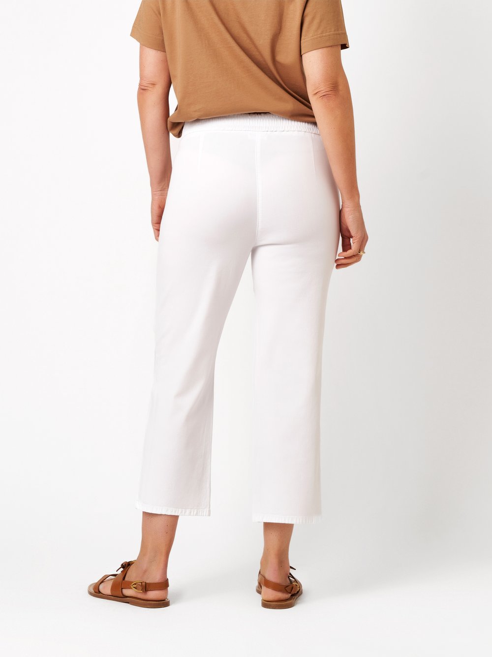 Damenjeans Scarlet 3/4 in white, Weite 3/4-Hose, Rueckansicht am Model getragen