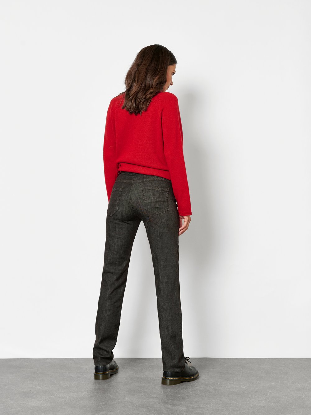 Damenjeans Liv in Dunkelbraun, straight-Fit Jeans aus Colour Denim, Rueckansicht am Model getragen