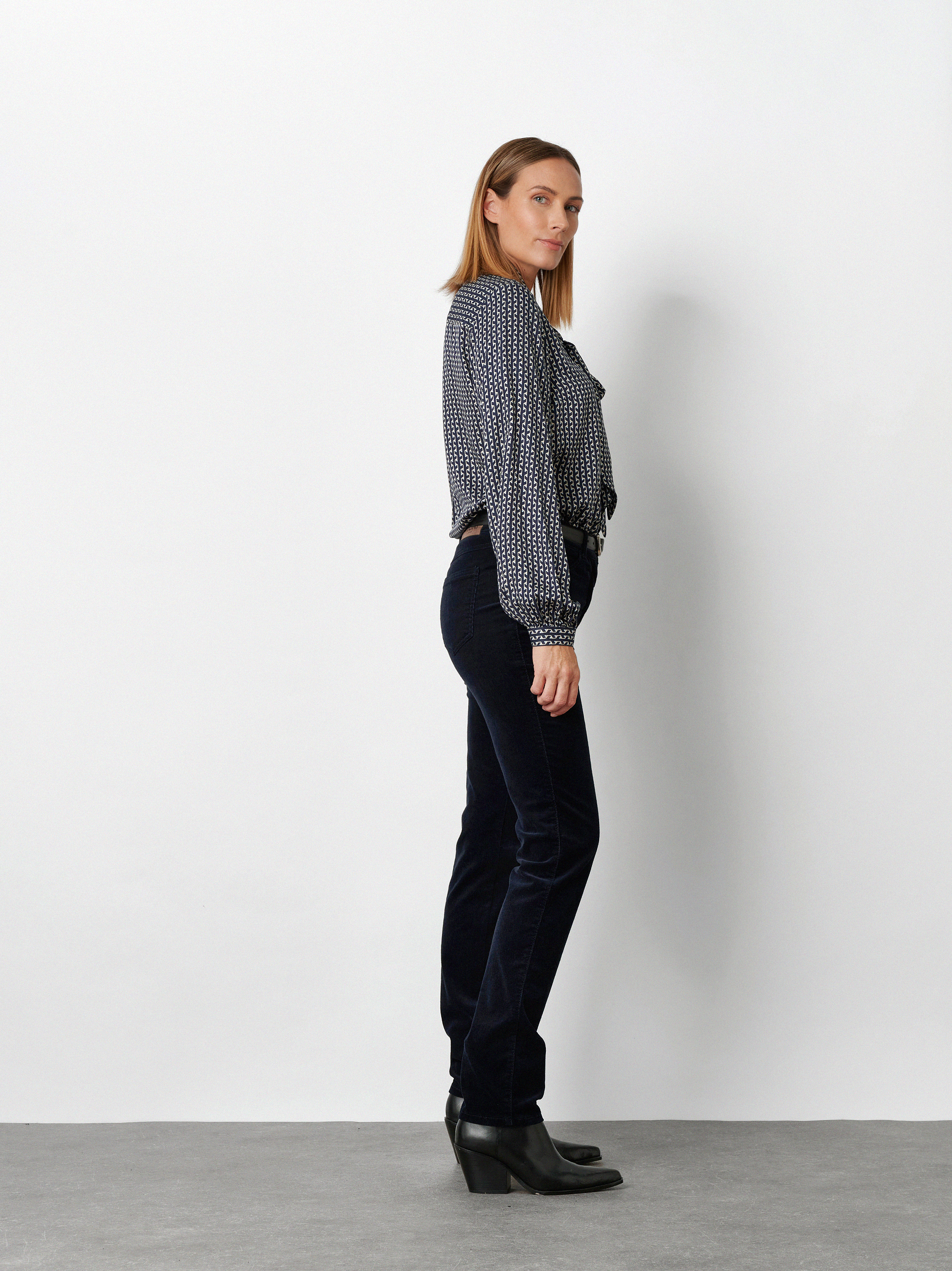 Womens trousers Be Loved in Dark Blue, high-waist corduroy trousers, front view worn by model