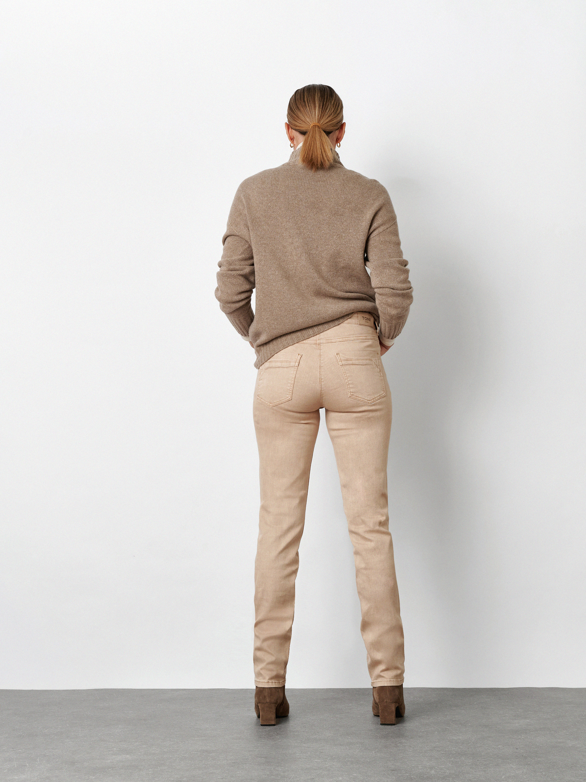 Damenjeans Be Loved in Beige, high-Waist Jeans in Colour Denim, Rueckansicht am Model getragen