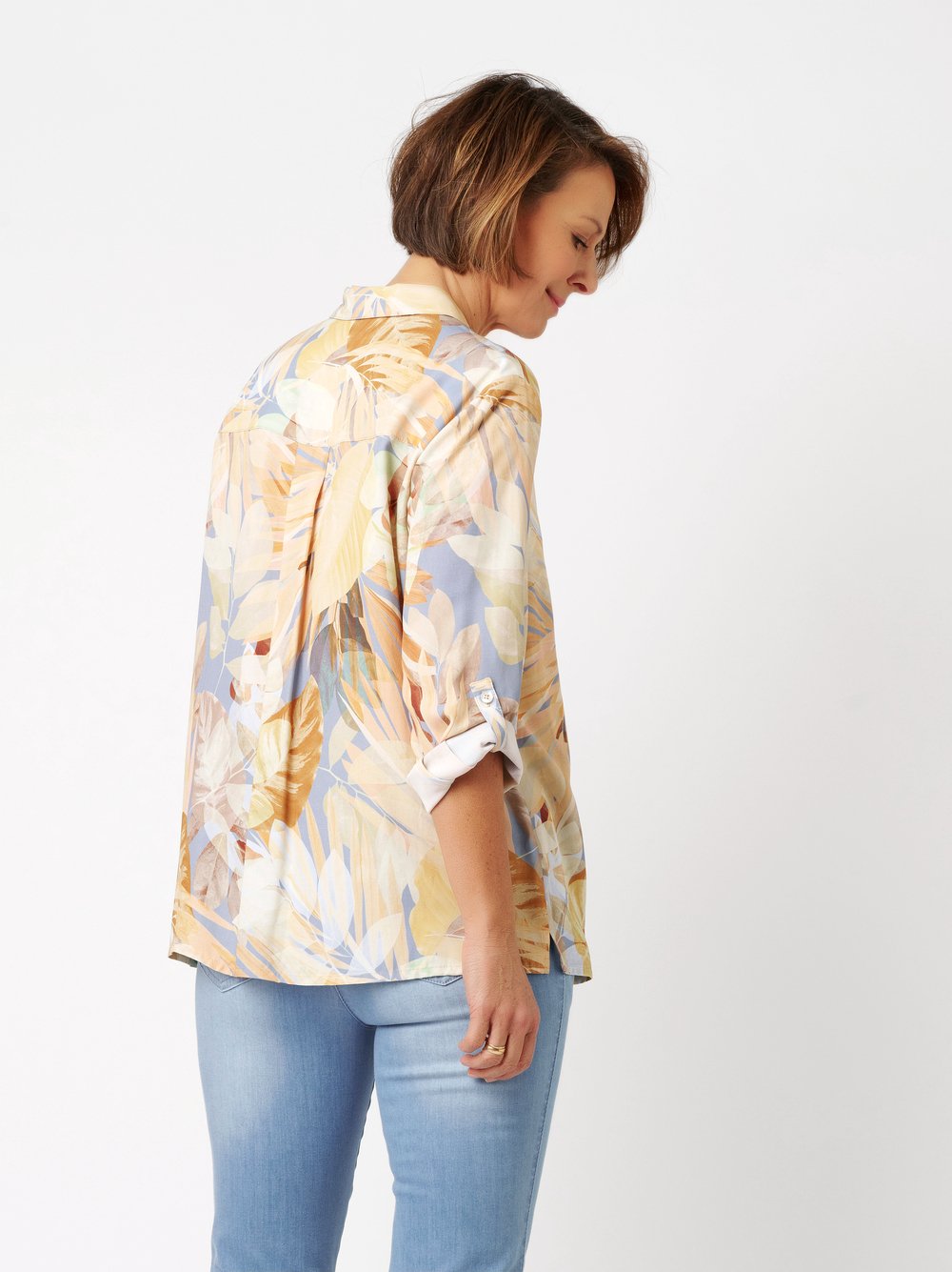 Damenbluse Sweet Bea in multicolour yellow, seidige Bluse mit tropischem Print, Rueckansicht am Model getragen