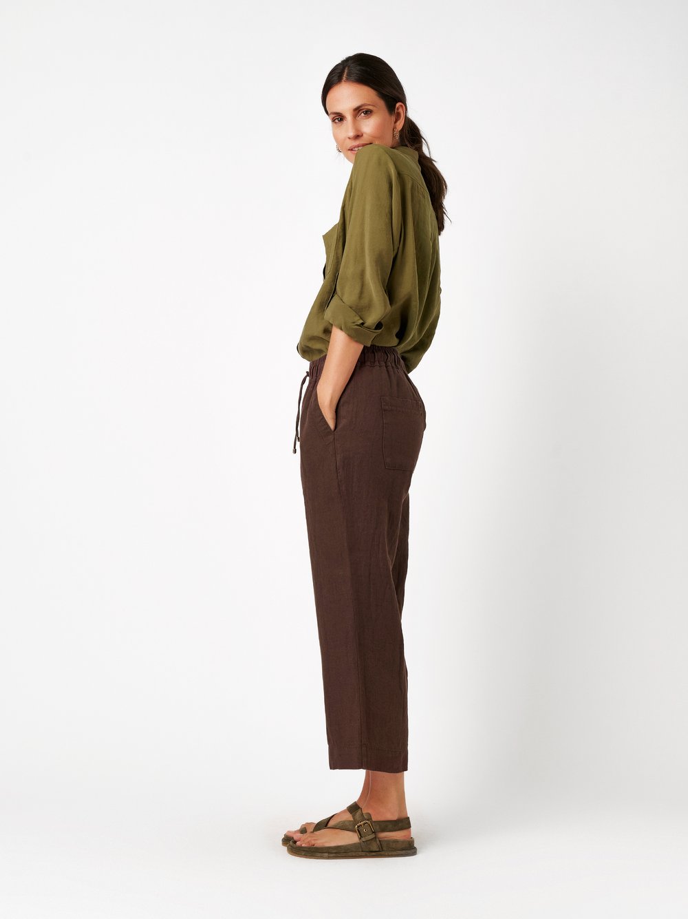 Damenhose Pia 3/4 in dark brown, Legere 3/4-Hose aus Leinen, Frontansicht am Model getragen