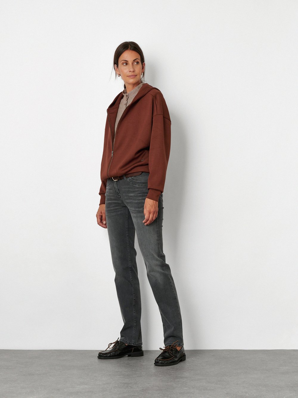Damenjeans Perfect Shape in Grau, regular-Fit Jeans mit Shapingeffekt, Outfitansicht am Model