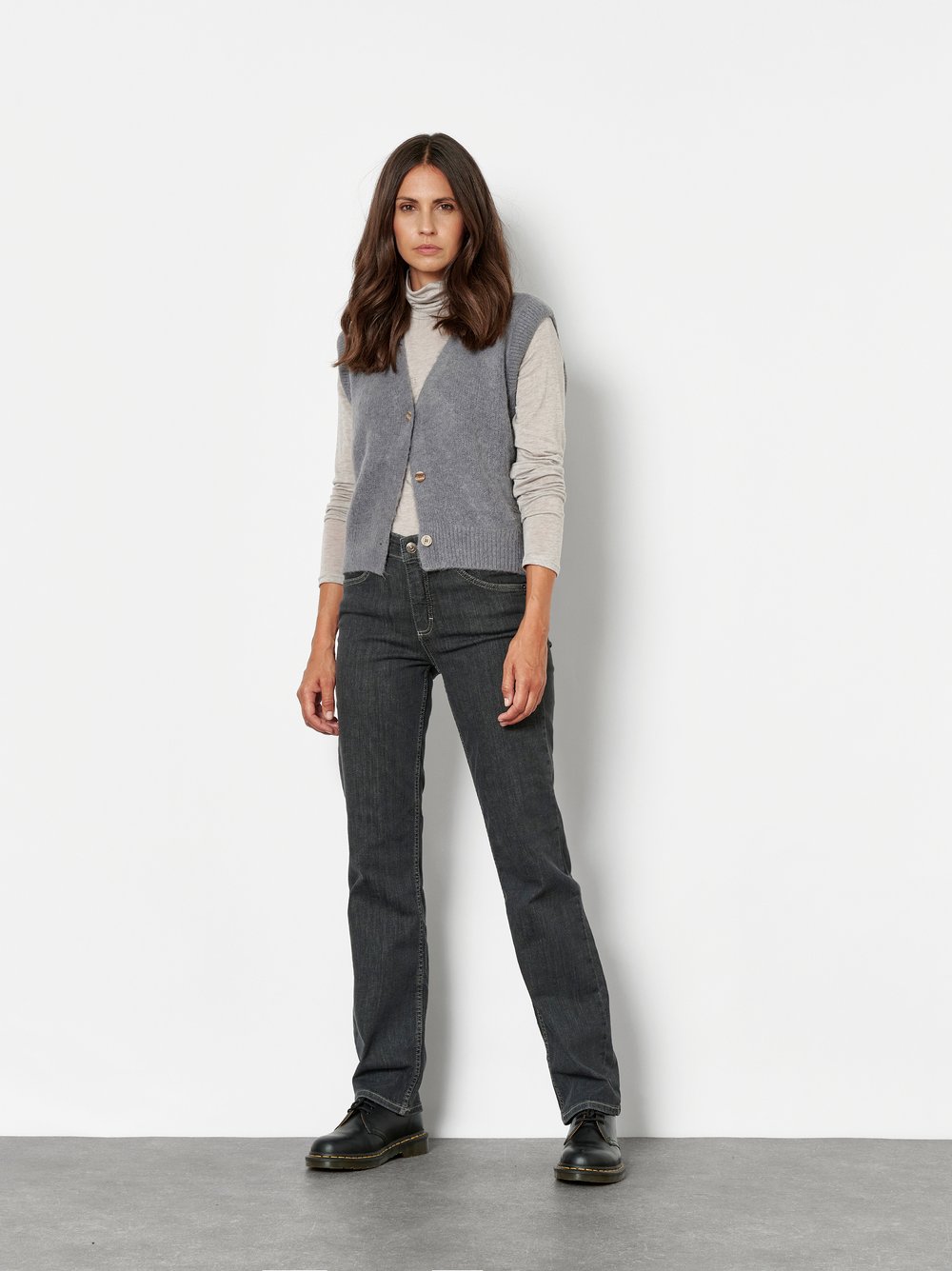 Damenjeans Liv in Grau Used, straight-Fit Jeans aus Colour Denim, Outfitansicht am Model