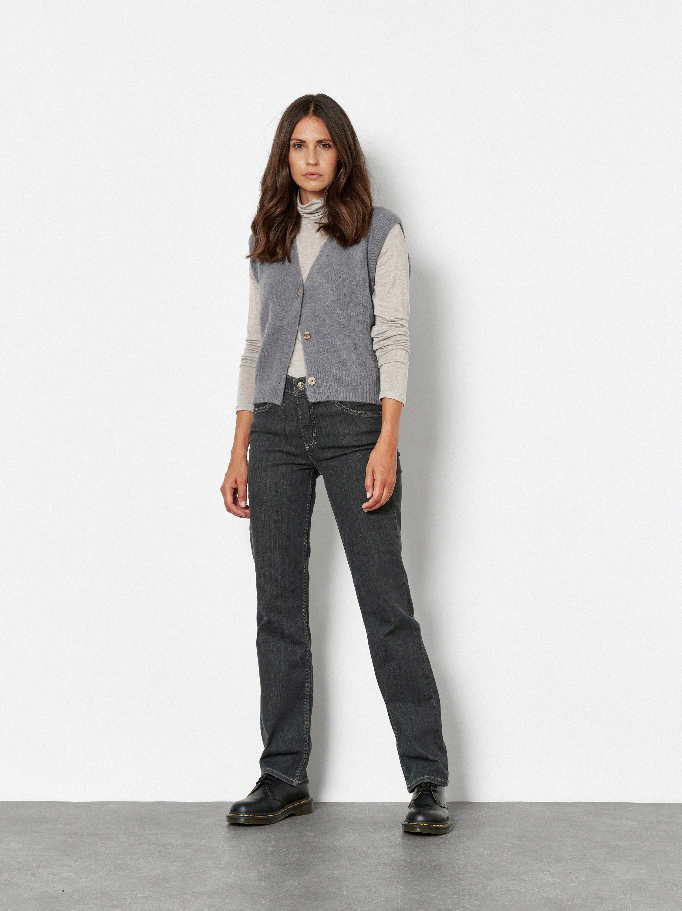 Damenjeans Liv in Grau Used, straight-Fit Jeans aus Colour Denim, Outfitansicht am Model