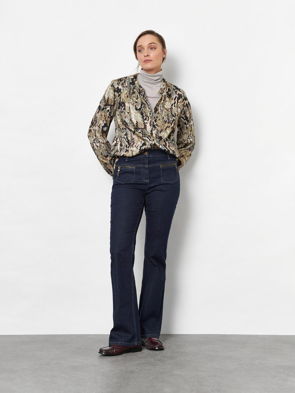 Damenhose Bella in Salbei, Bluse im Snake-Print, Outfitansicht am Model
