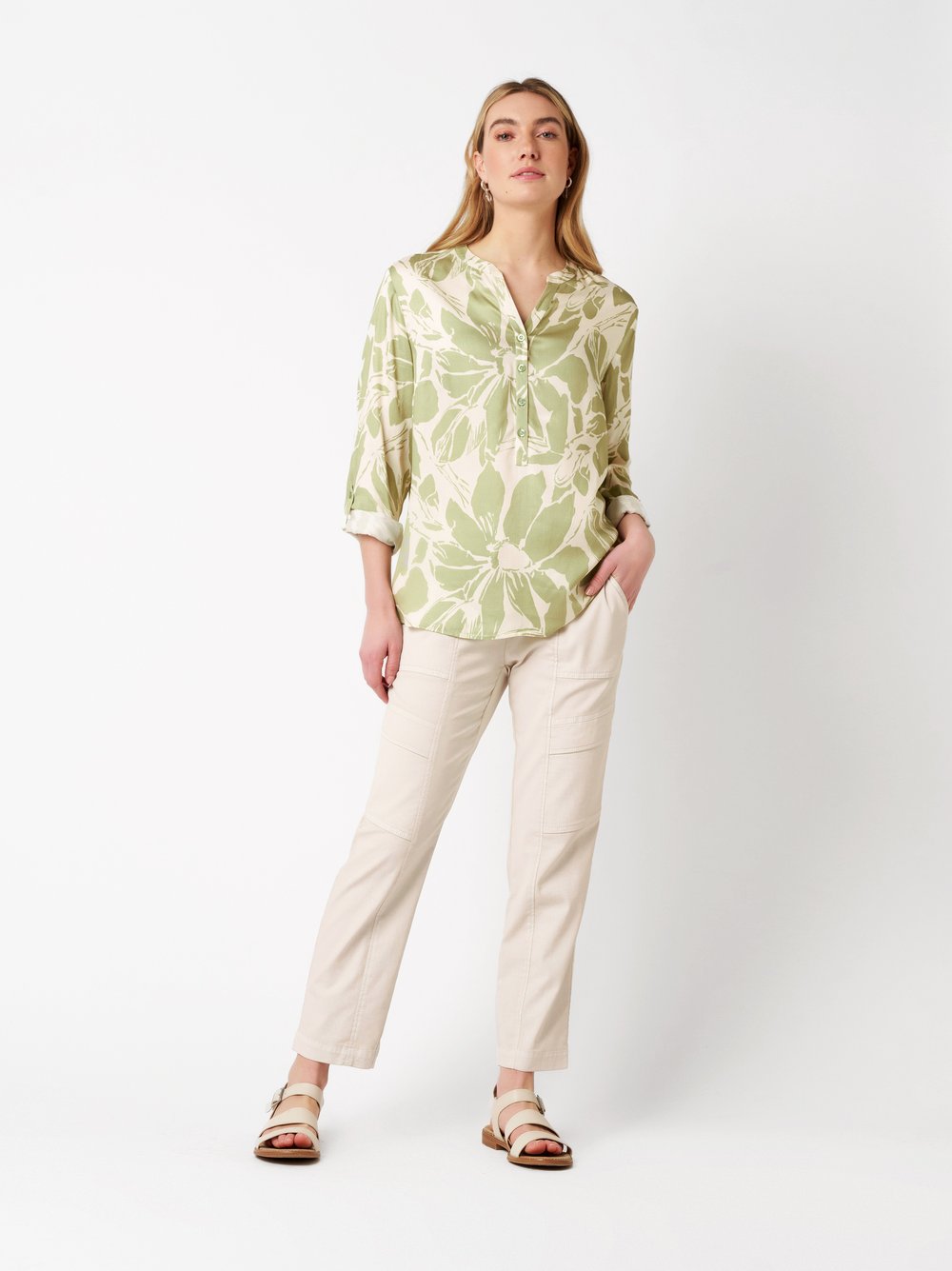 Damenbluse Bella in green / offwhite, Seidige Schlupfbluse mit Flowerprint, Outfitansicht am Model