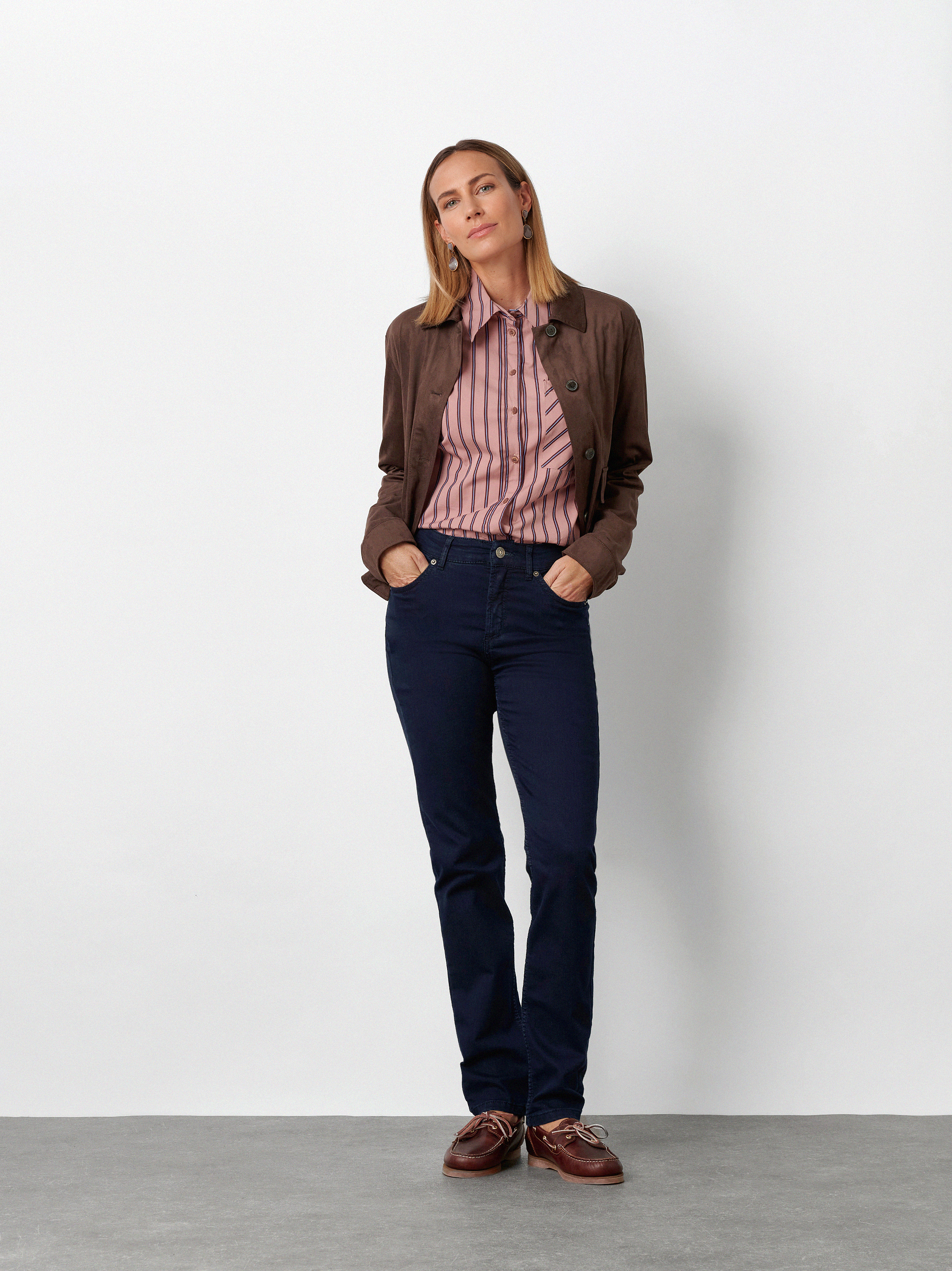 Womens jeans Liv Regular in dark blue, regular-fit jeans, outfit view worn by model