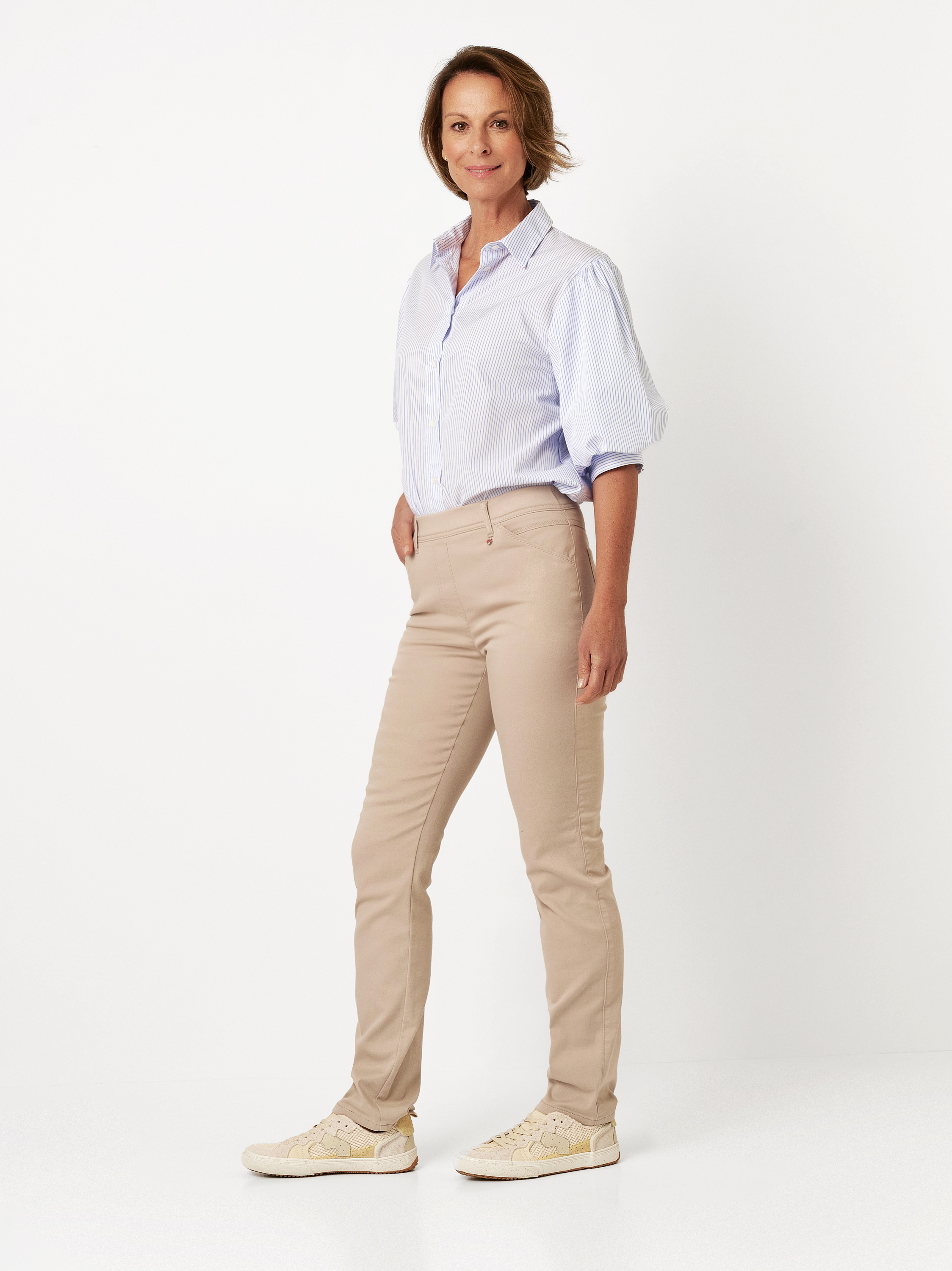 Damenhose Alice Slim in sand, Schlupfhose in Slim-Fit, Frontansicht am Model getragen
