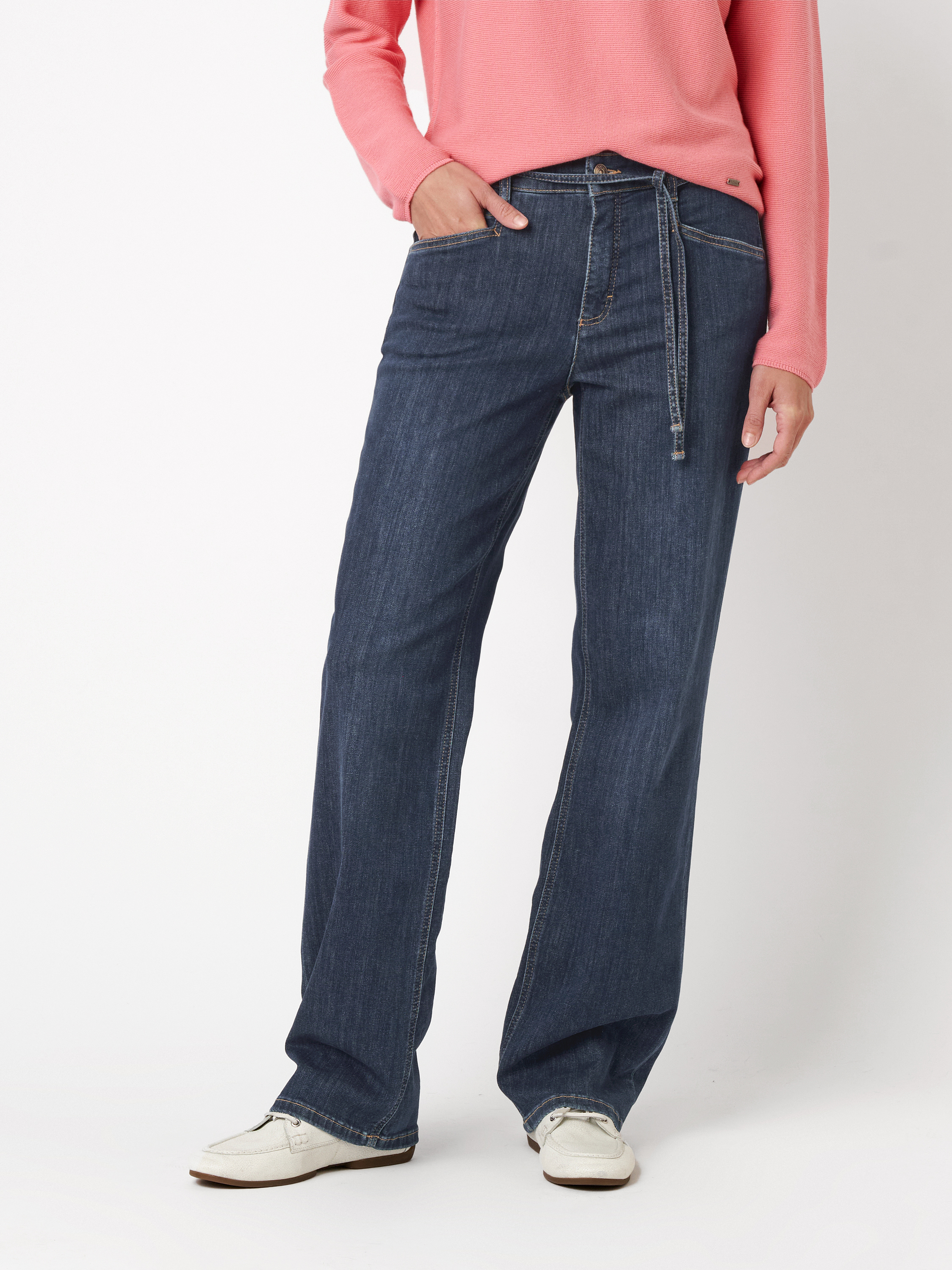 Damenjeans Liv Regular in dark blue, Jeans mit Bindeguertel, Frontansicht am Model getragen