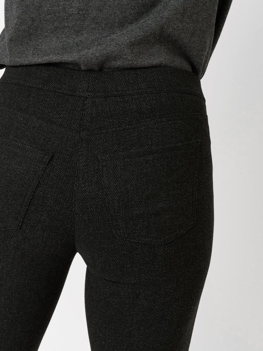 Damenhose Alice in Anthrazit, Schlupfhose mit Fischgratmuster, Detailansicht