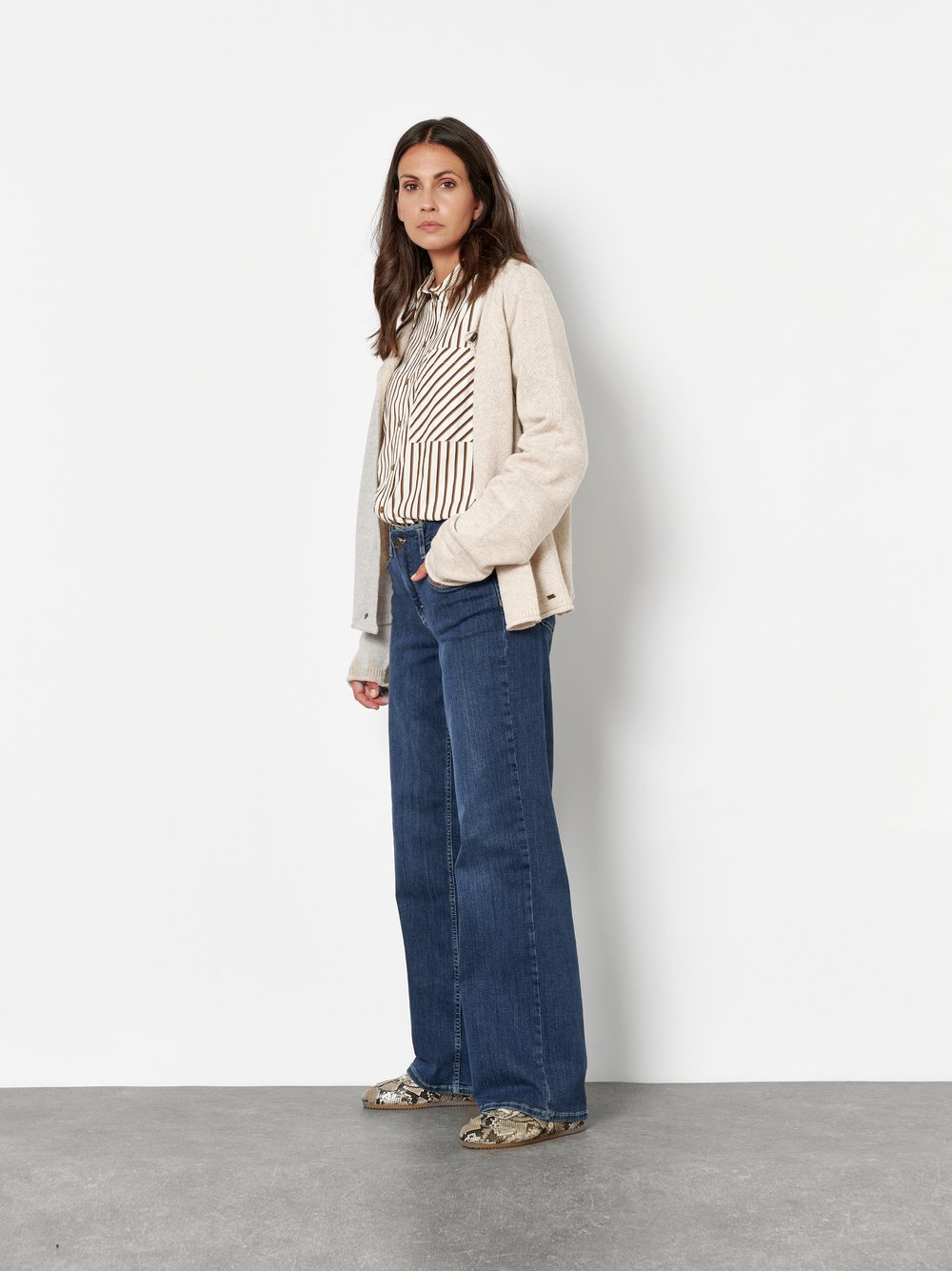 Damenjeans Liv Wide in Dark Blue, wide-Leg Jeans, Frontansicht am Model getragen