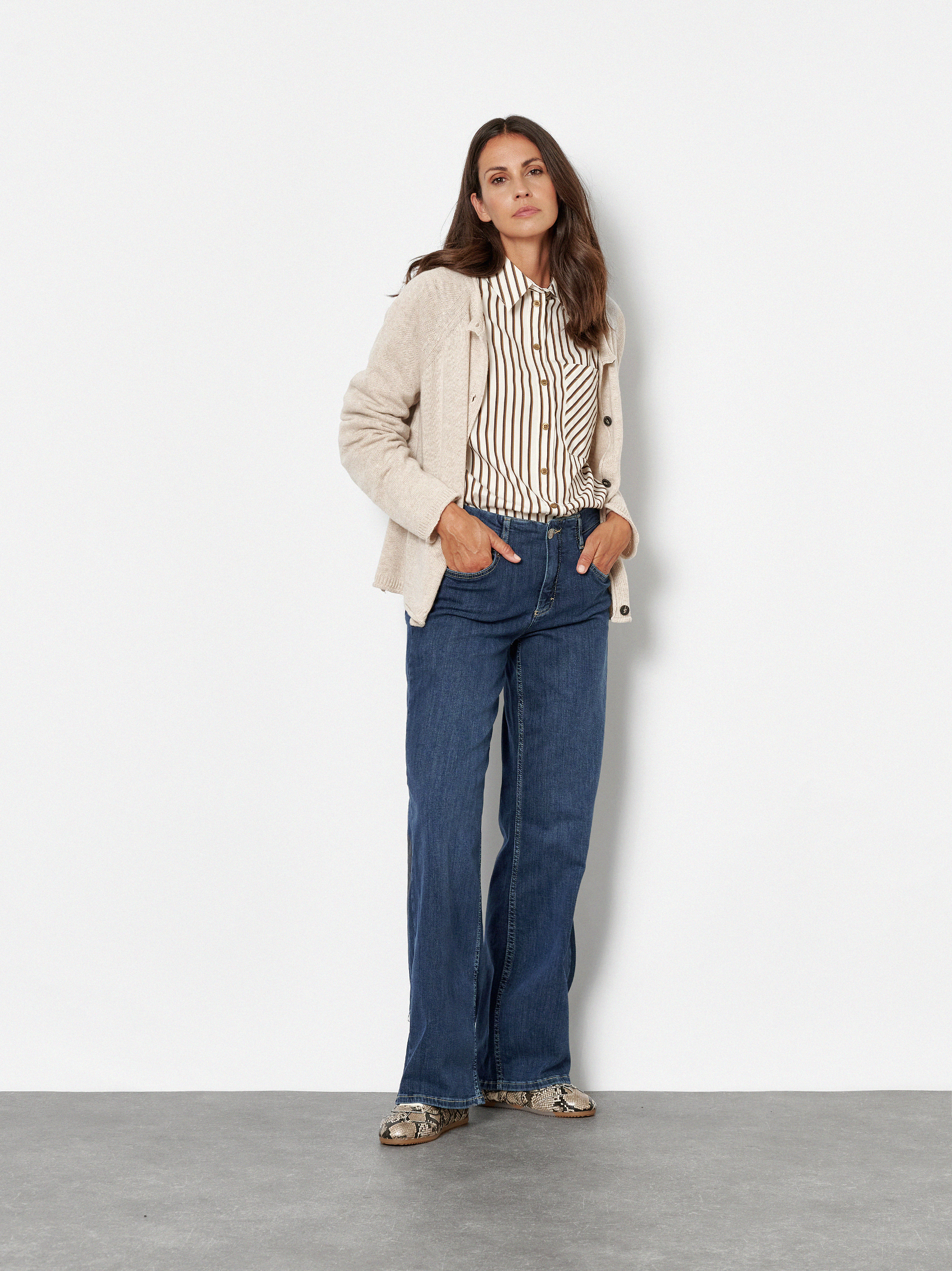 Damenjeans Liv Wide in Dark Blue, wide-Leg Jeans, Frontansicht am Model getragen