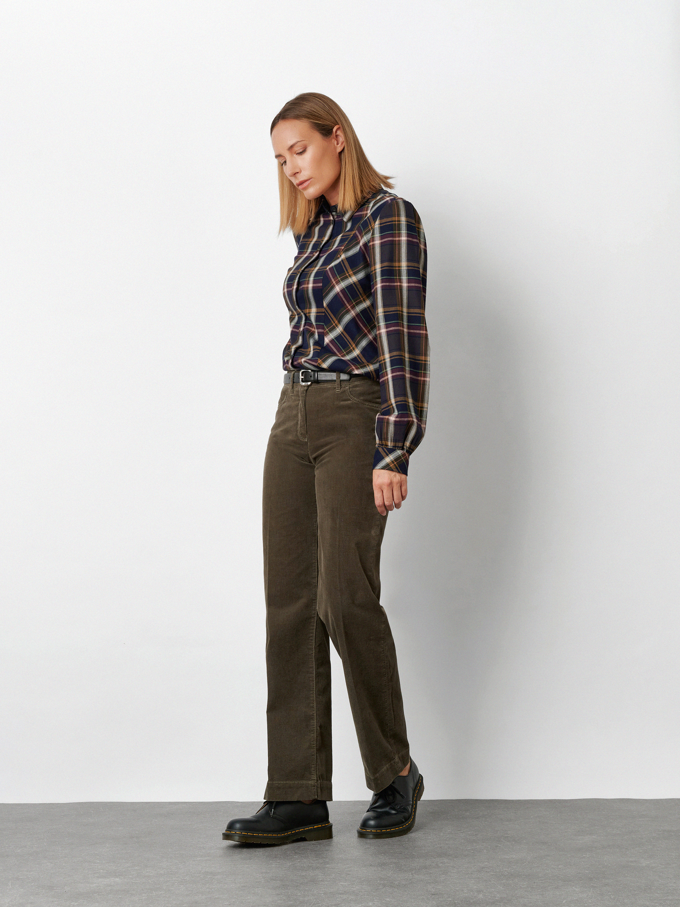 Damenhose Jenny Wide in Oliv, wide-Leg Cordhose, Frontansicht am Model getragen