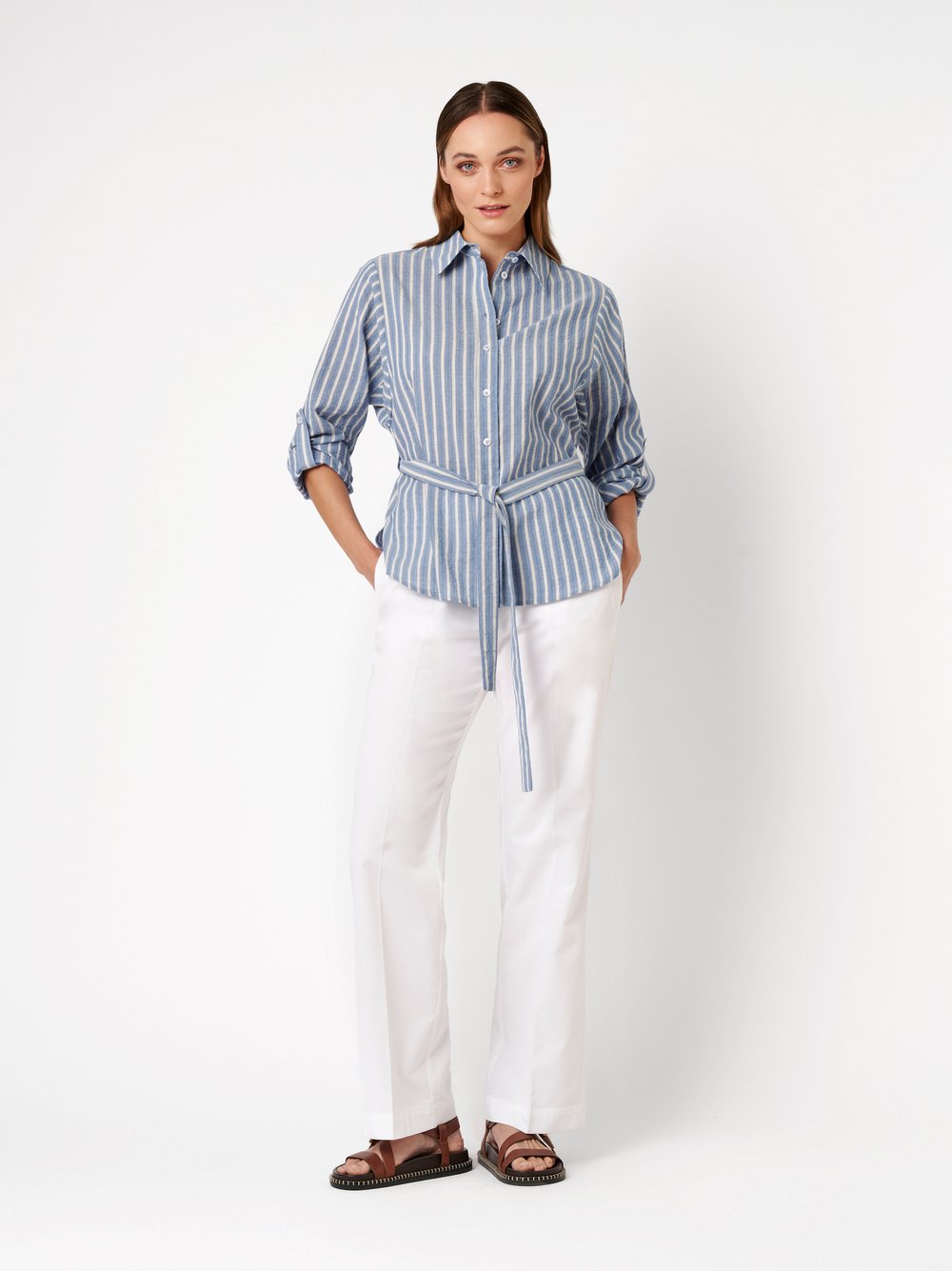 Damenhose Sue Wide in white, leichte Wide Leg mit raffiniertem Bund, Outfitansicht am Model