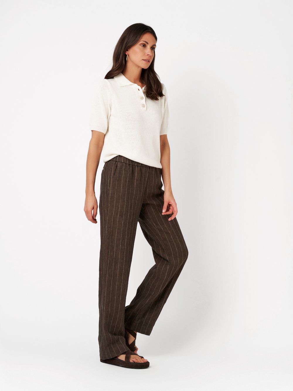 Damenhose Pia Wide in dark brown, Weite Leinenhose mit feinen Streifen, Frontansicht am Model getragen