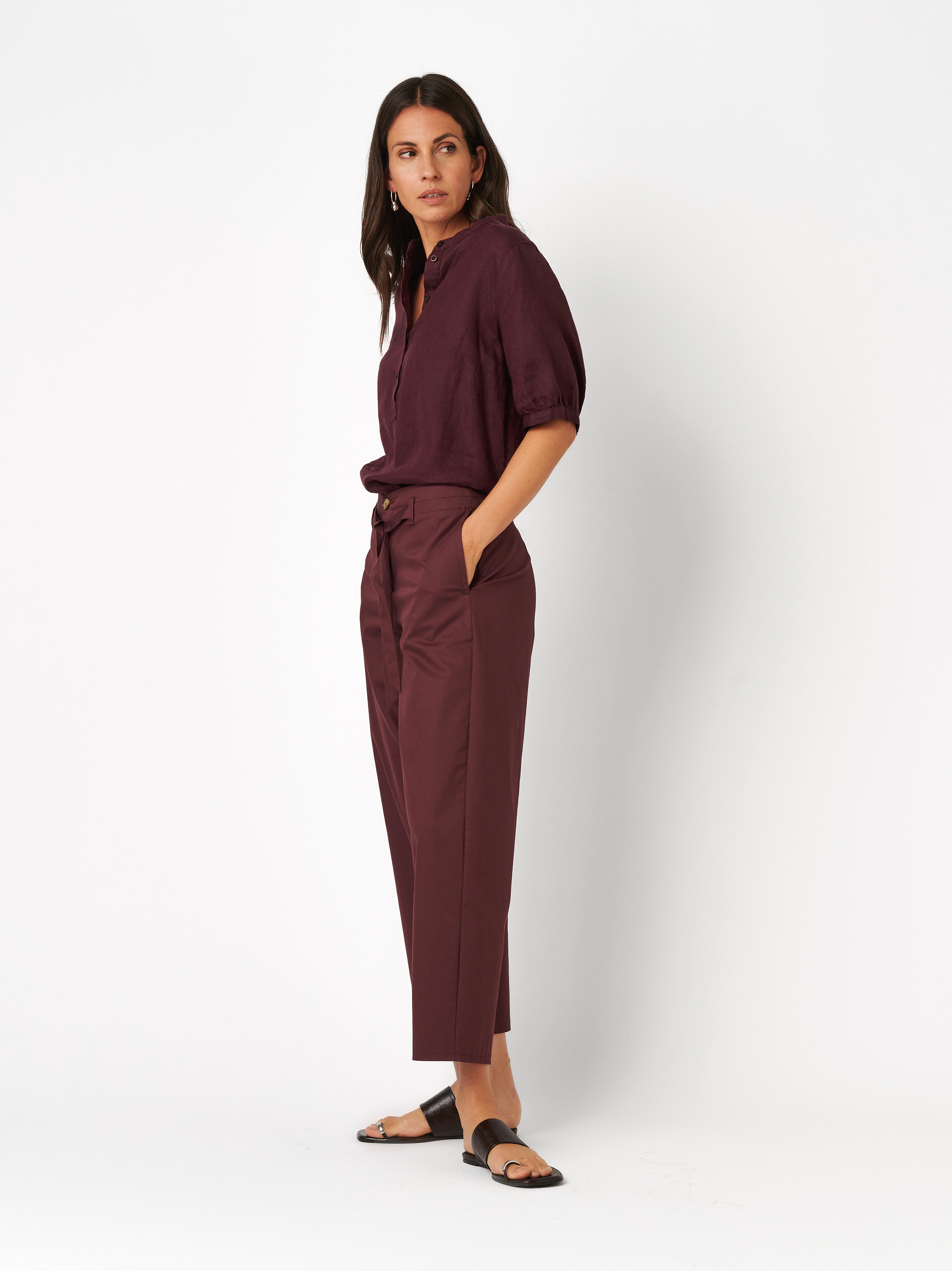 Damenhose Elli Barrel in dark berry, Elegante Barrel-Fit mit Bindeguertel, Outfitansicht am Model