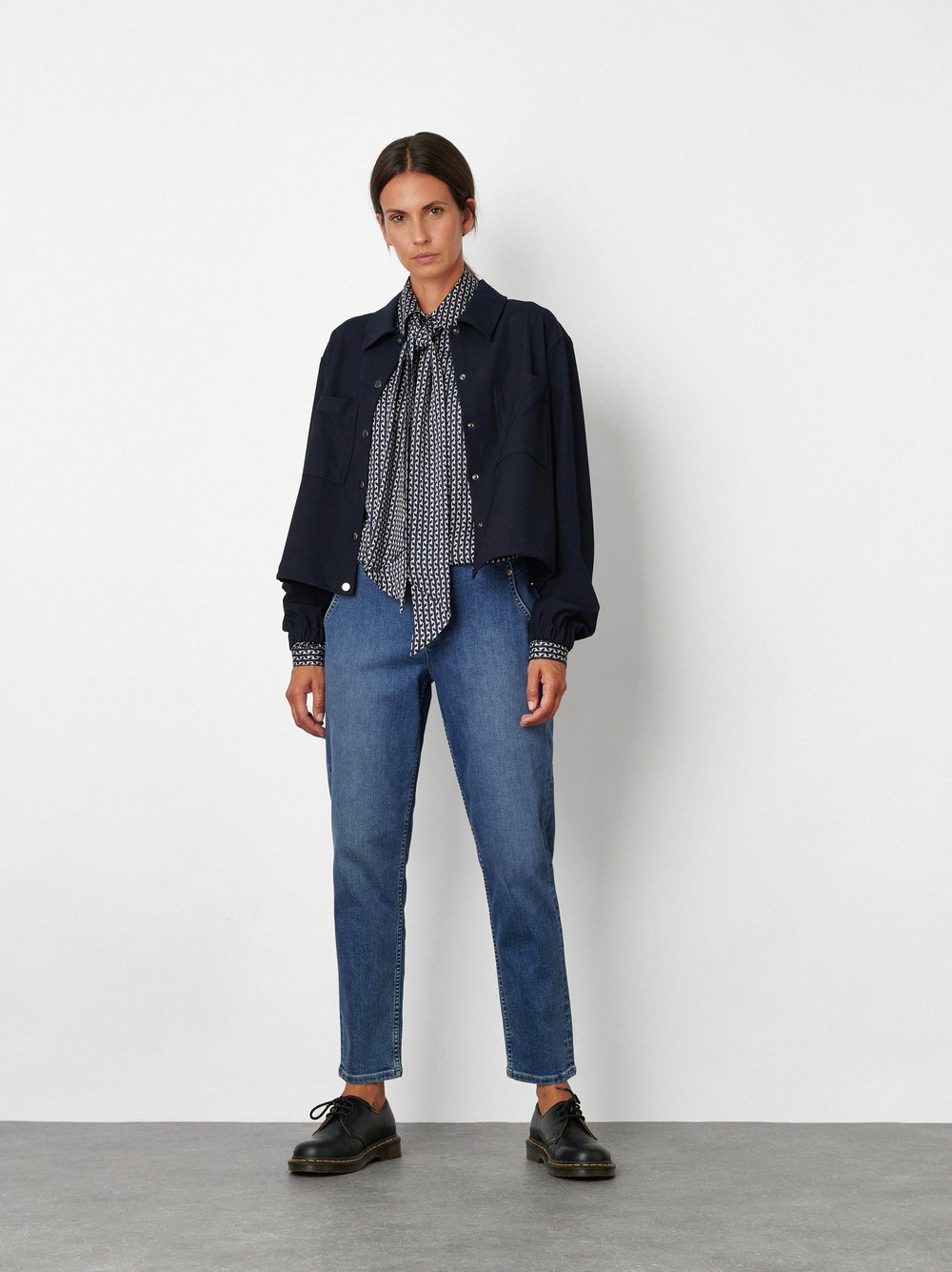 Damenjeans Liv in Mid Blue Used, 7/8-Jeans im Chino-Stil, Outfitansicht am Model