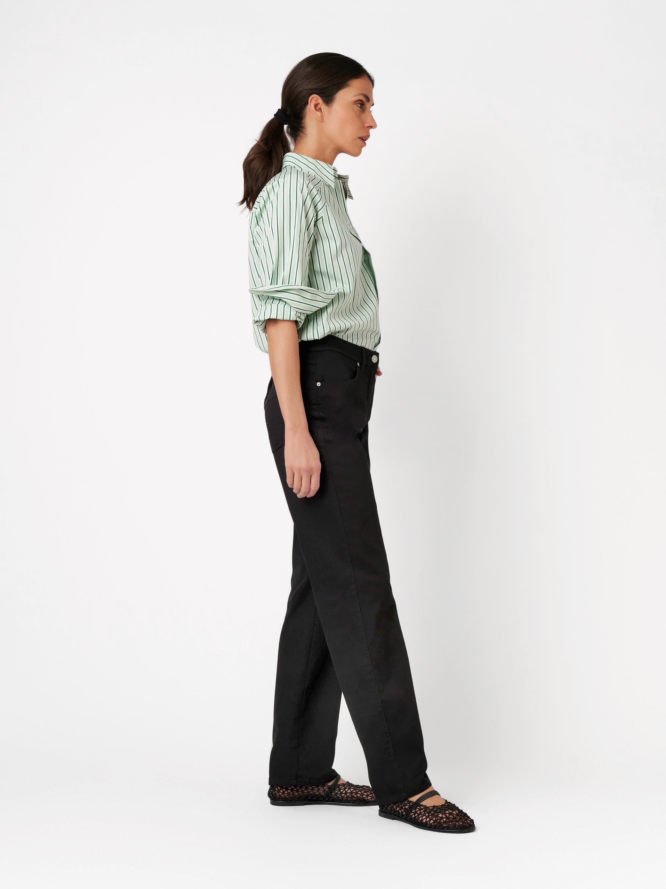 Damenhose Honey in black, farbechte Hose, Frontansicht am Model getragen