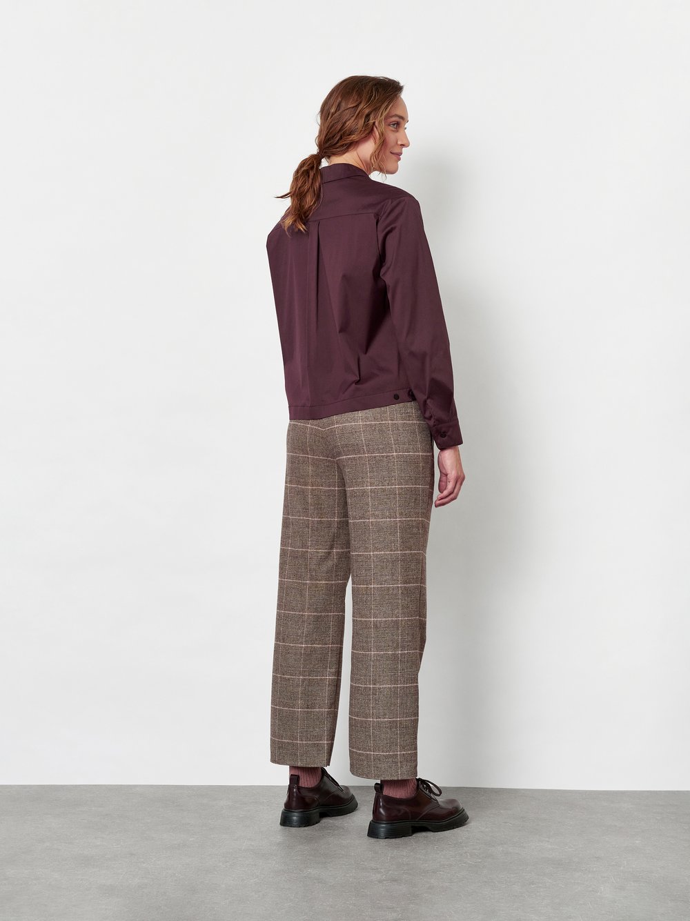 Damenbluse Clyde in Bordeaux, boxy-Cut Bluse mit Brusttaschen, Rueckansicht am Model getragen