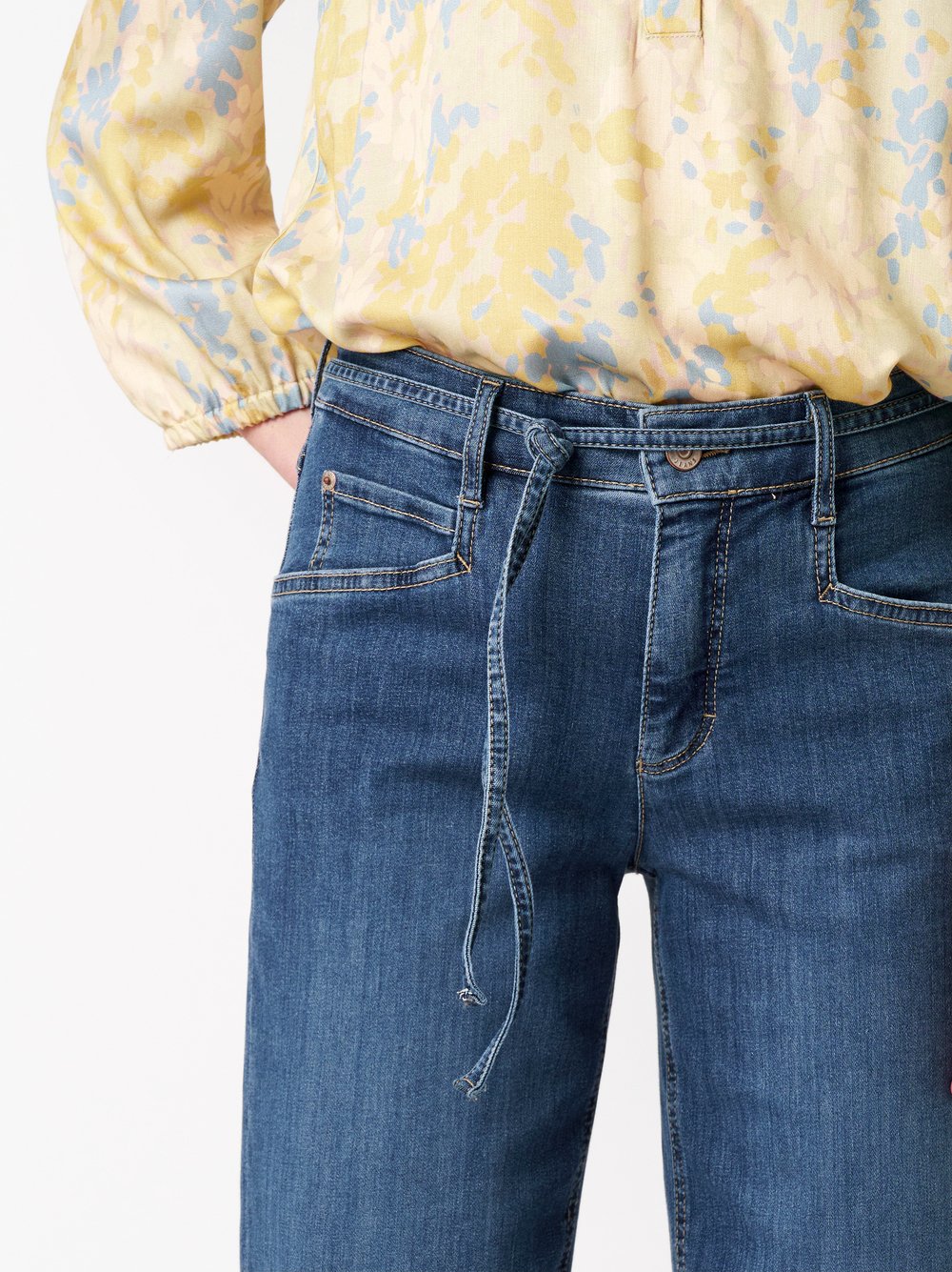 Damenjeans Liv Regular in blue bleached, Jeans mit Bindeguertel, Detailansicht