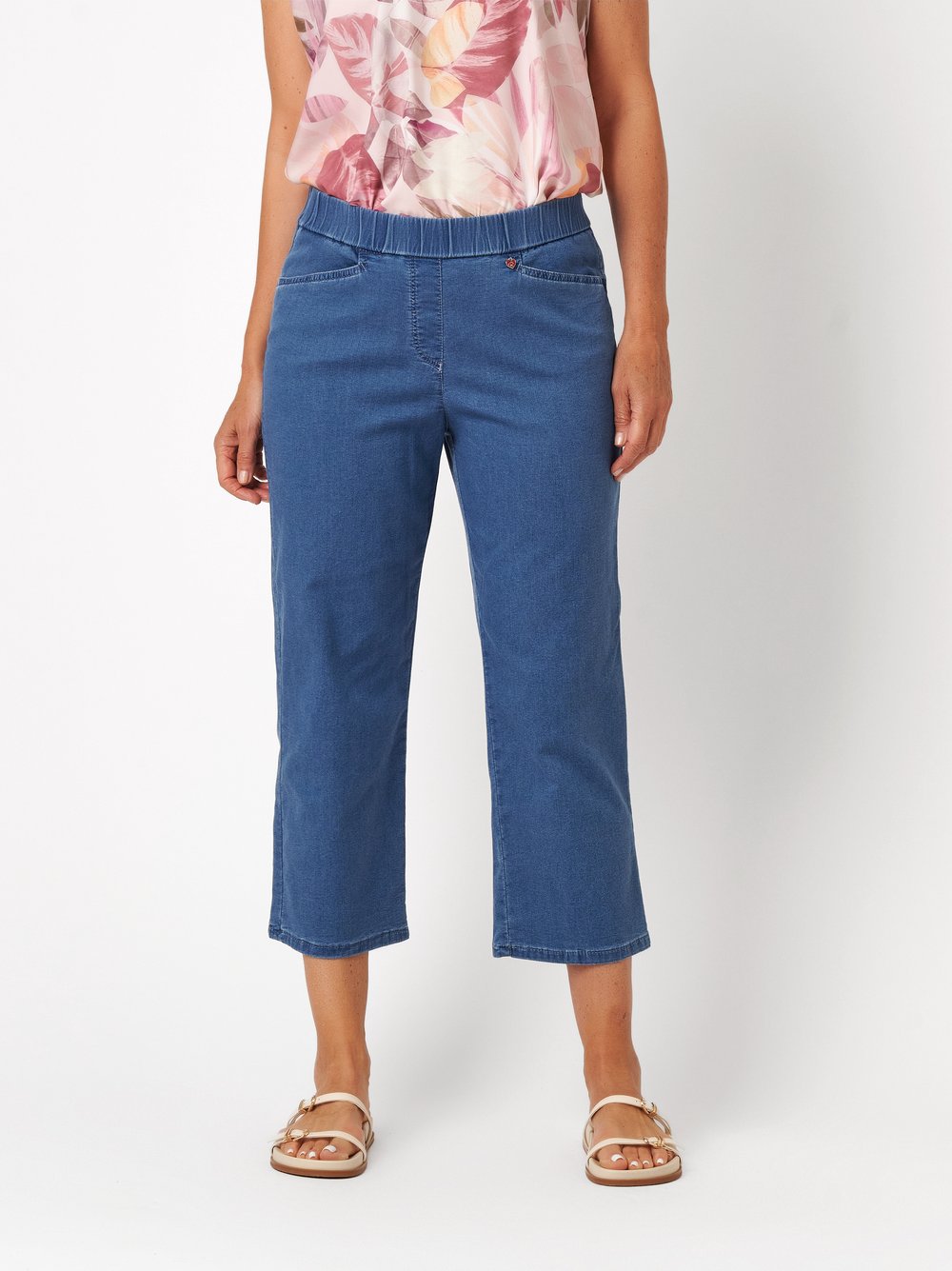 Womens trousers Scarlet 3/4 in blue, relaxed 3/4-length trousers with a pull-on waistba, front view worn by model