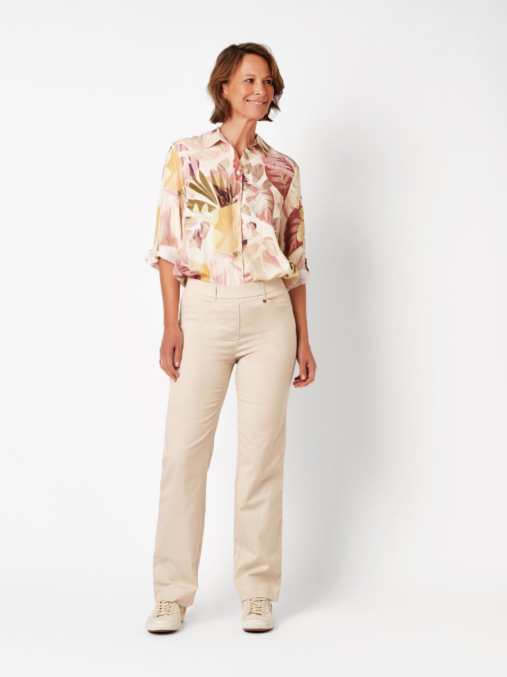 Damenhose Scarlet Wide in sand, weite, leichte Hose mit Gummibund, Outfitansicht am Model