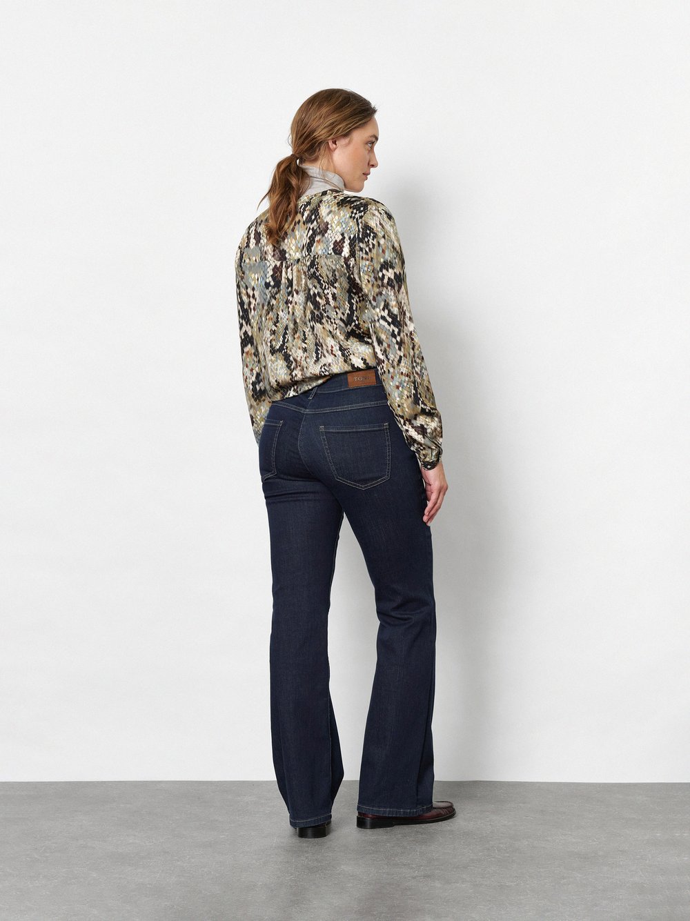 Damenjeans Be Loved in Dark Blue, bootcut-Jeans mit Zip-Taschen, Rueckansicht am Model getragen