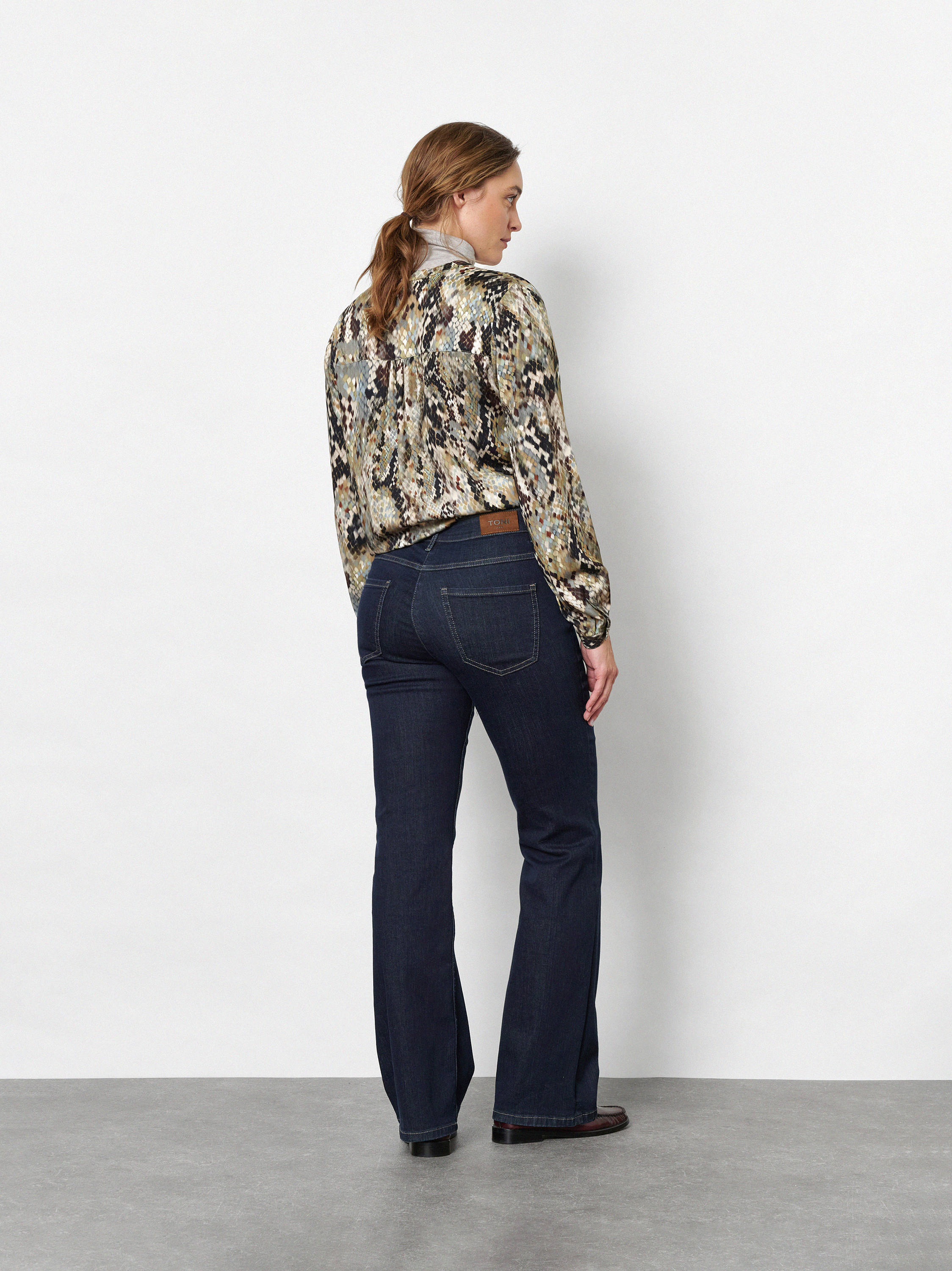 Damenjeans Be Loved in Dark Blue, bootcut-Jeans mit Zip-Taschen, Rueckansicht am Model getragen