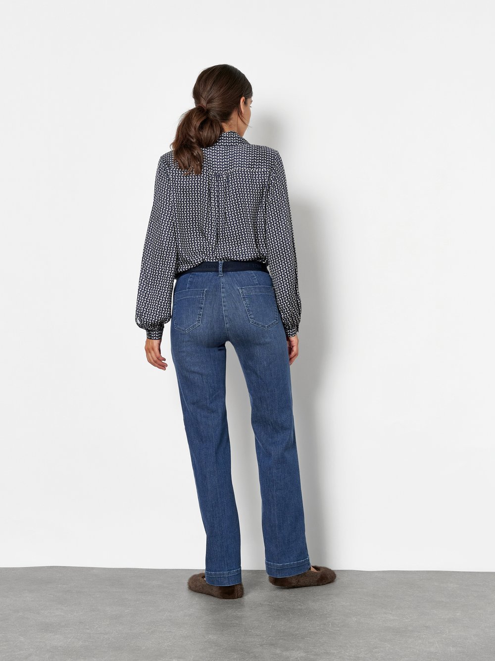 Damenhose Jenny Wide in Mid Blue Used, wide-Leg Jeans mit sportivem Bund, Rueckansicht am Model getragen
