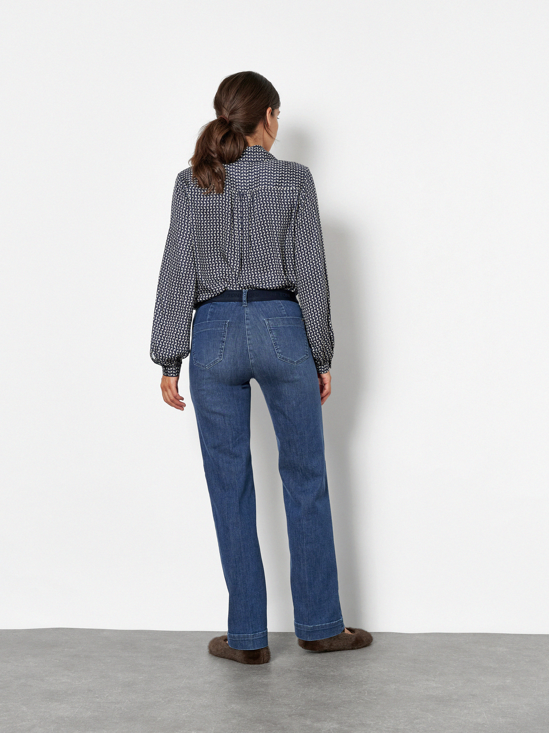Damenhose Jenny Wide in Mid Blue Used, wide-Leg Jeans mit sportivem Bund, Rueckansicht am Model getragen