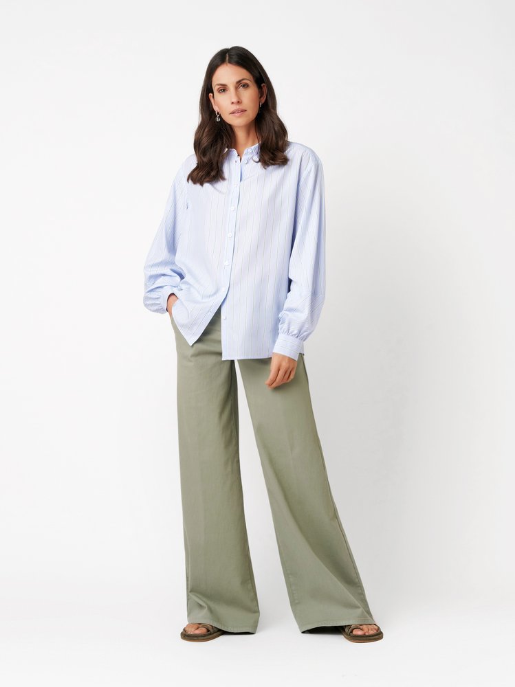 Damenbluse Barbie in light blue / green, leichtes Streifenhemd, Outfitansicht am Model