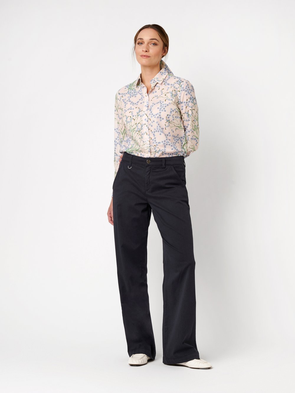 Damenhose Liv Wide in dark blue, Leichte Wide Leg Hose, Outfitansicht am Model