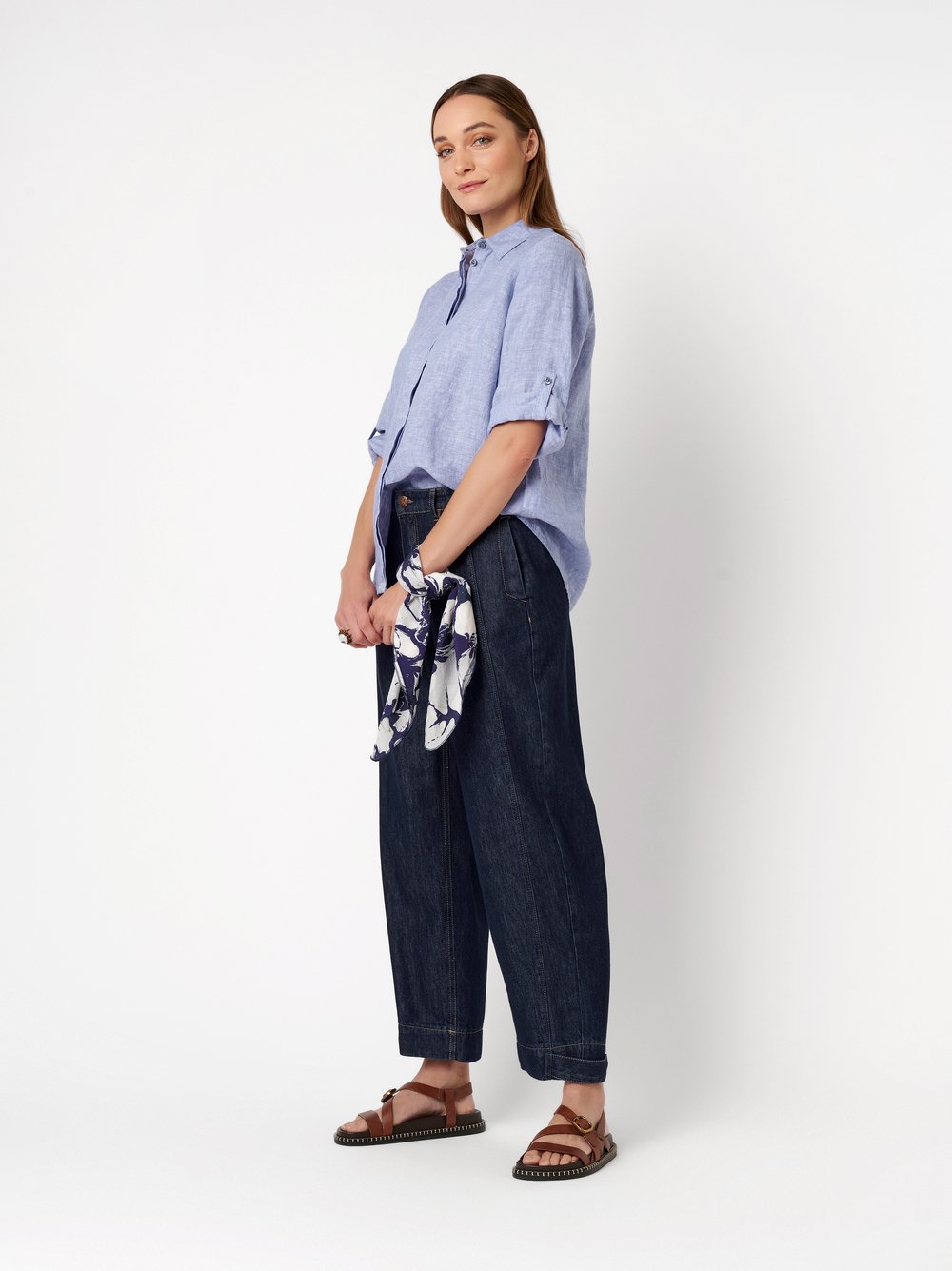 Damenjeans Liv Barrel in dark blue, Barrel-Fit Jeans mit Schnallen, Outfitansicht am Model