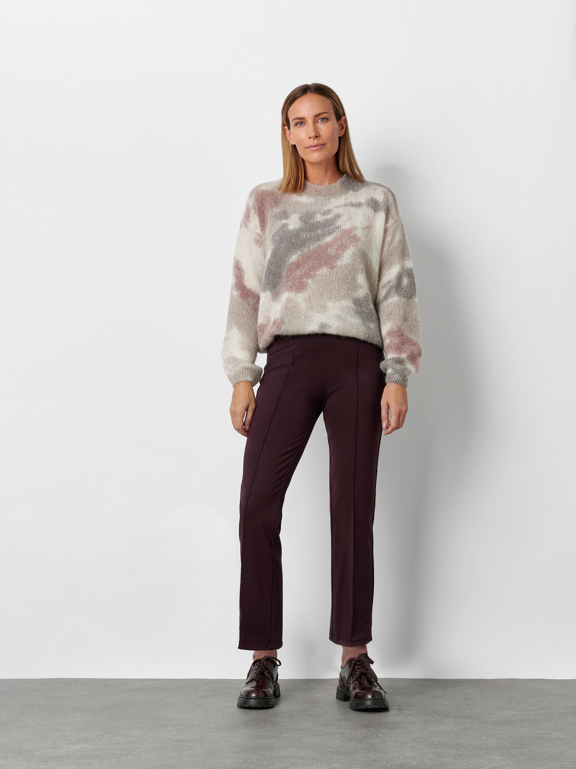 Damenhose Jenny in Bordeaux, Leicht ausgestellte 7/8-Jerseyhose, Outfitansicht am Model