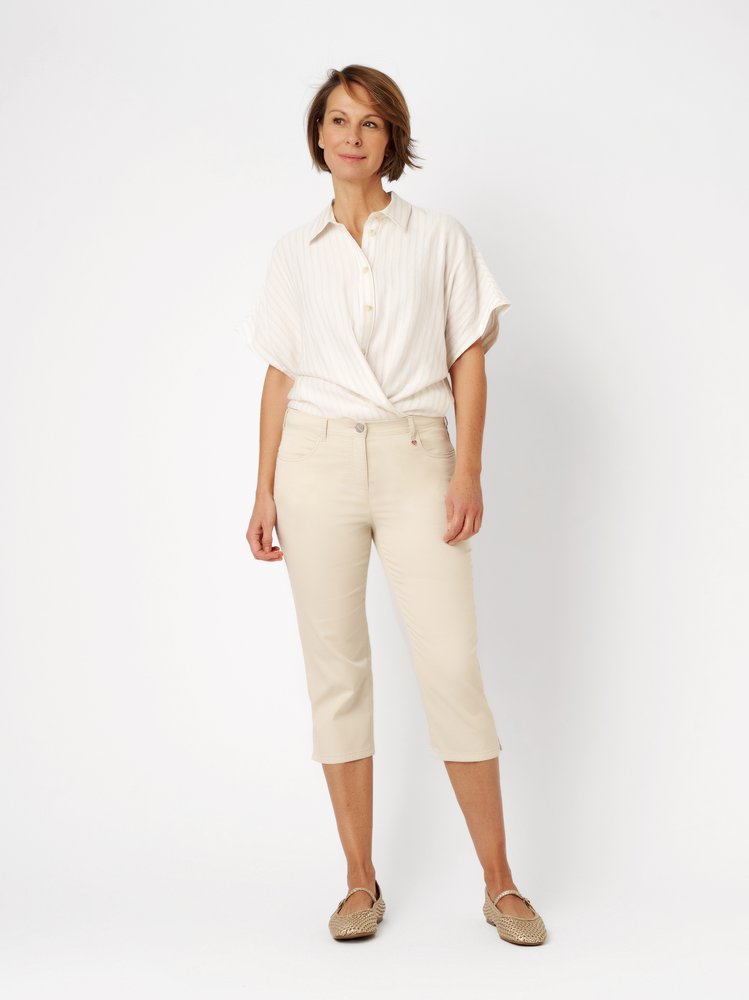 Womens trousers Meine beste Freundin Capri in light beige, summery capri pants, outfit view worn by model