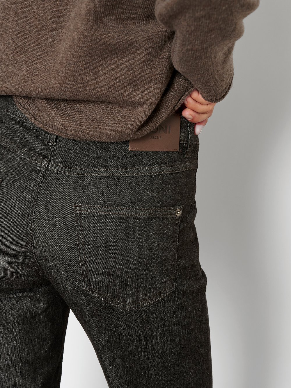 Damenjeans Liv Wide 7/8 in Dunkelbraun, 7/8 Wide-Leg Jeans mit grafischen Fronttaschen, zweite Detailansicht