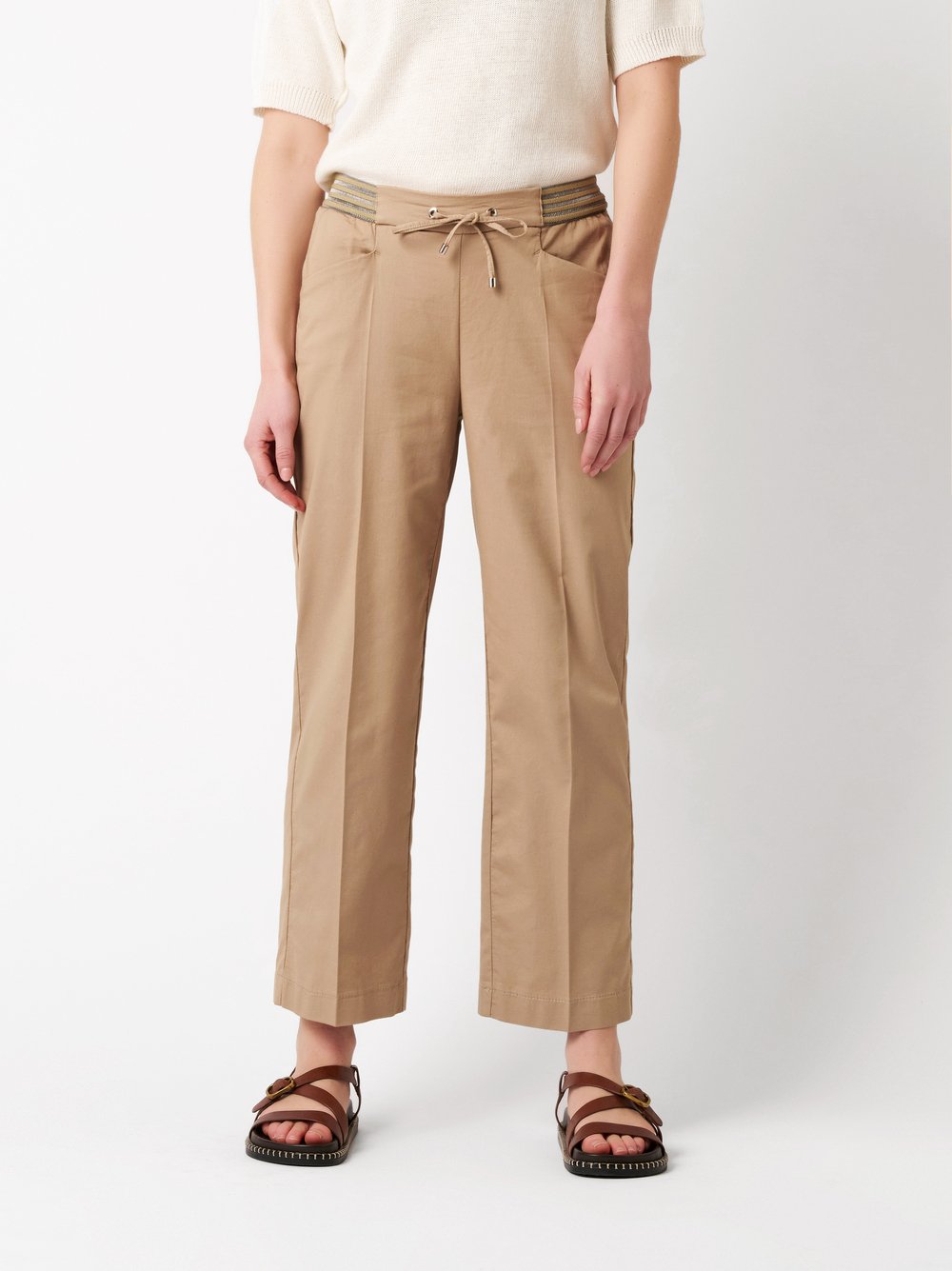 Damenhose Sue 7/8 in light brown, legere 7/8-Hose mit sportivem Bund, Frontansicht am Model getragen