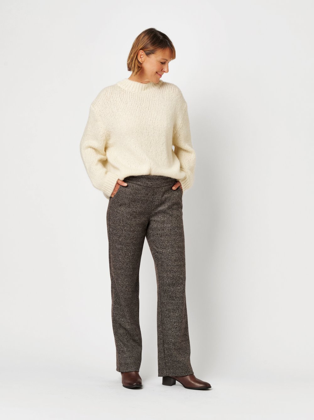 Damenhose Scarlet Wide in Braun, Weite Hose in Tweed-Optik, Outfitansicht am Model