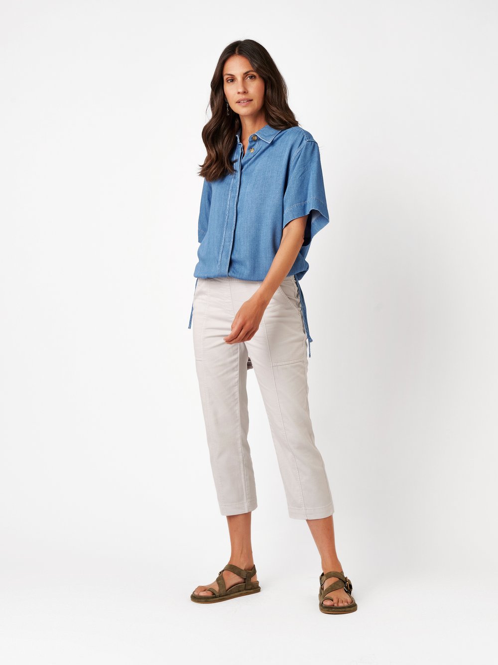 Damenhose Sue 3/4 in light grey, Luftige 3/4-Jogpants mit Teilungsnaehten, Frontansicht am Model getragen