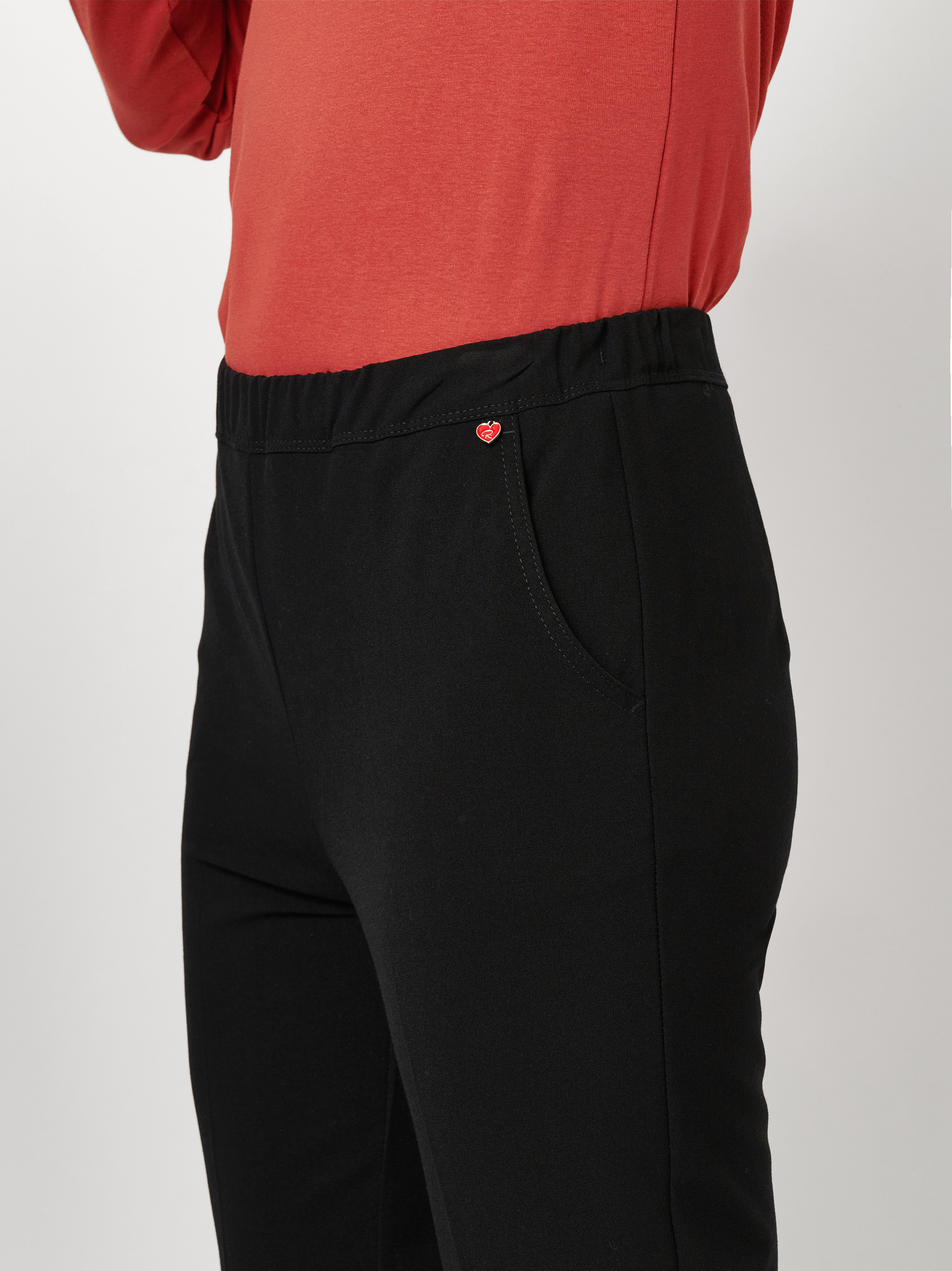Damenhose Jade in Schwarz, Schlupfhose mit Buegelfalten, Detailansicht