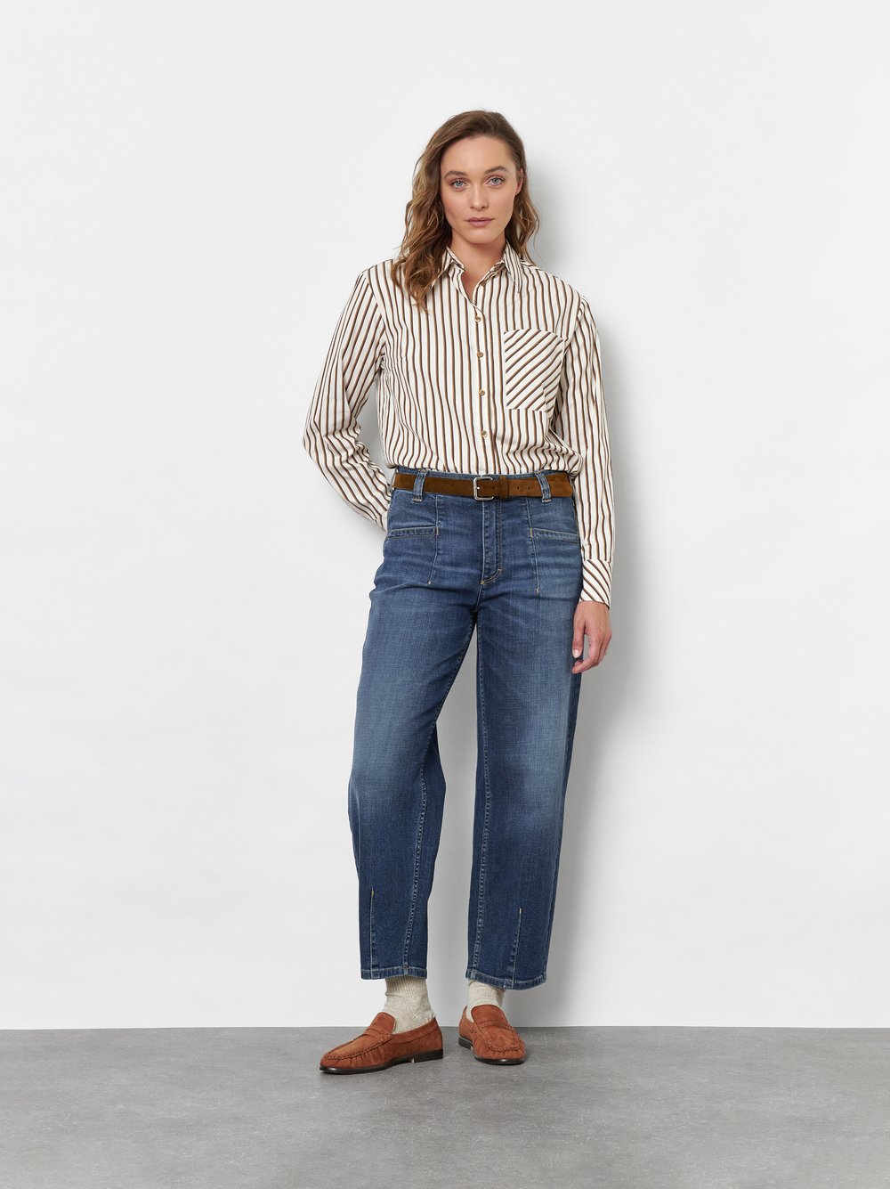 Damenbluse Clyde in Creme/Braun, Gestreiftes Hemd aus Baumwolle, Outfitansicht am Model